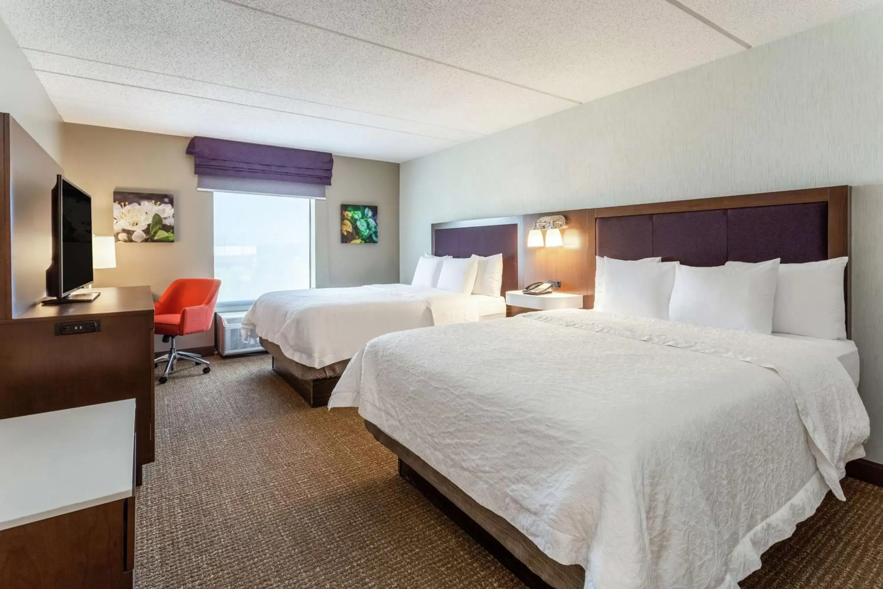 Bedroom in Hampton Inn & Suites Chicago - Libertyville