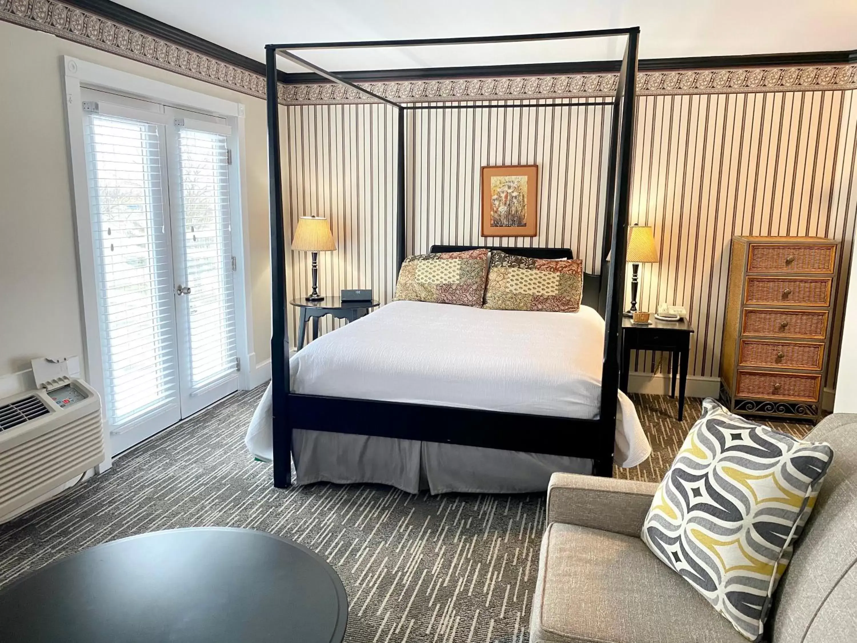 Premium Queen Room with Balcony in Harbor House Inn