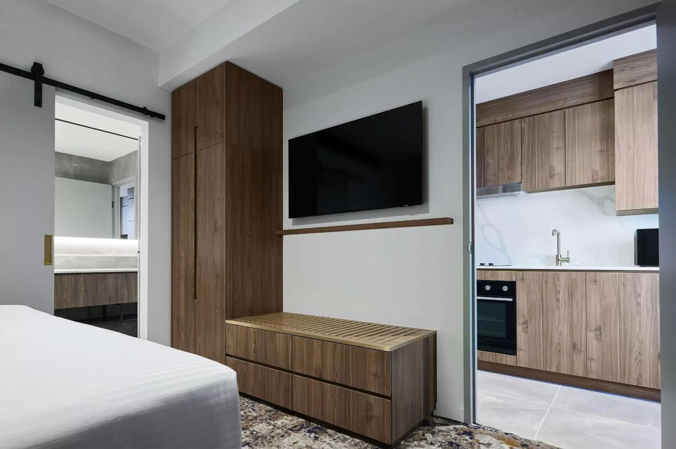 Bedroom, TV/Entertainment Center in Adina Apartment Hotel Melbourne, Pentridge