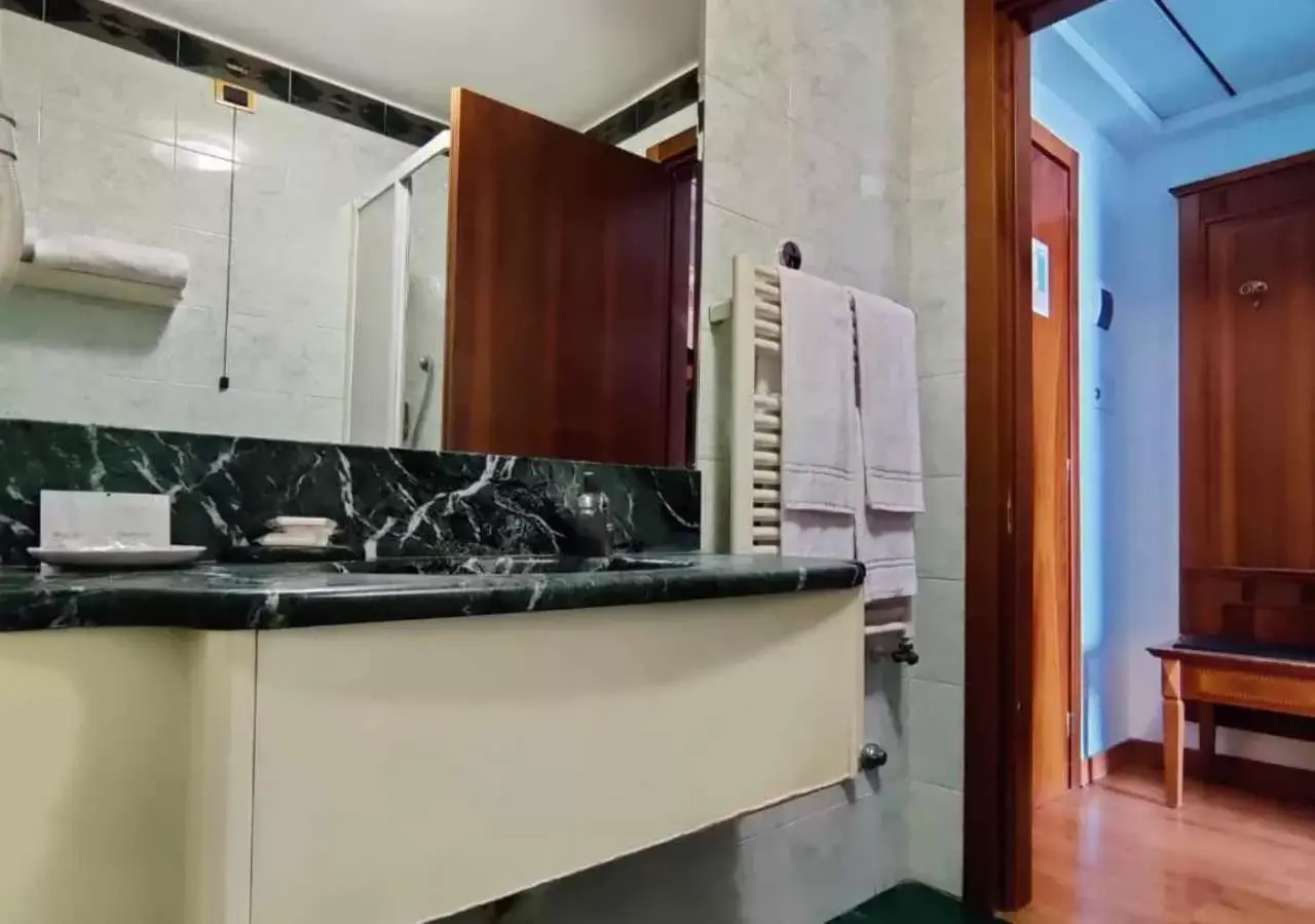 Bathroom, Kitchen/Kitchenette in HOTEL DUCA D'AOSTA