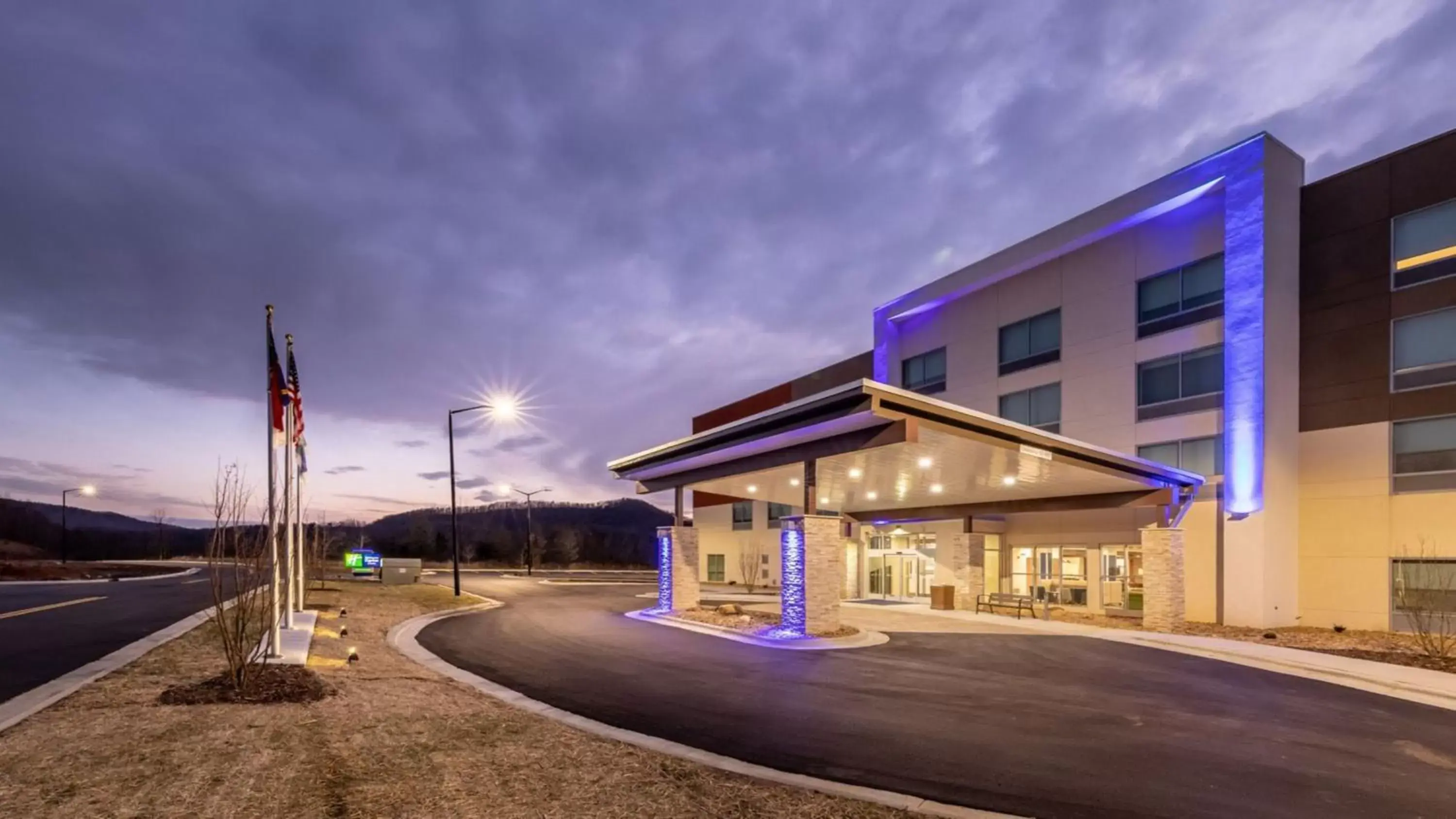 Property Building in Holiday Inn Express & Suites - Marion, an IHG Hotel