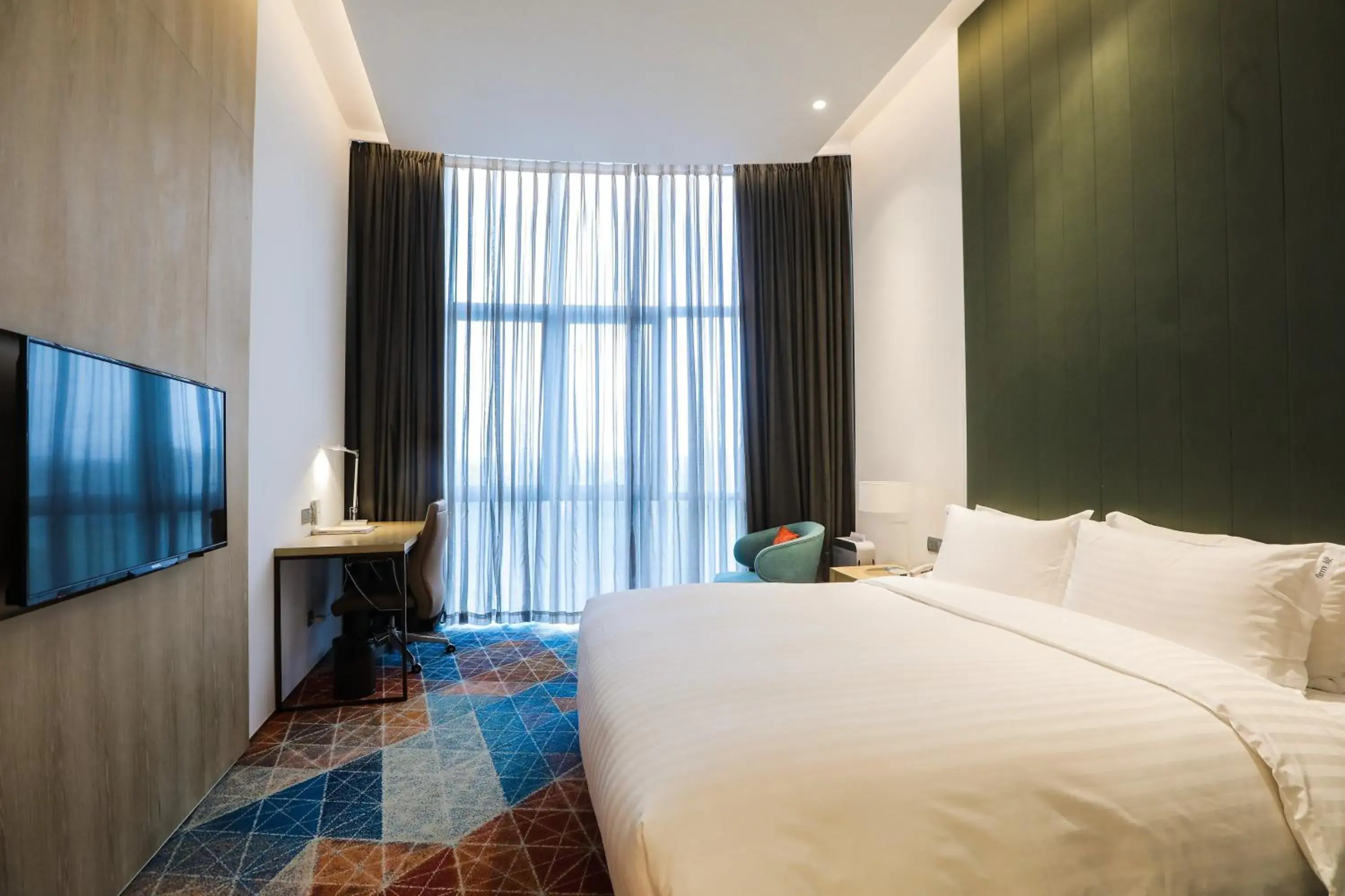 Photo of the whole room, Bed in Holiday Inn Express Shanghai Songjiang Fangta, an IHG Hotel