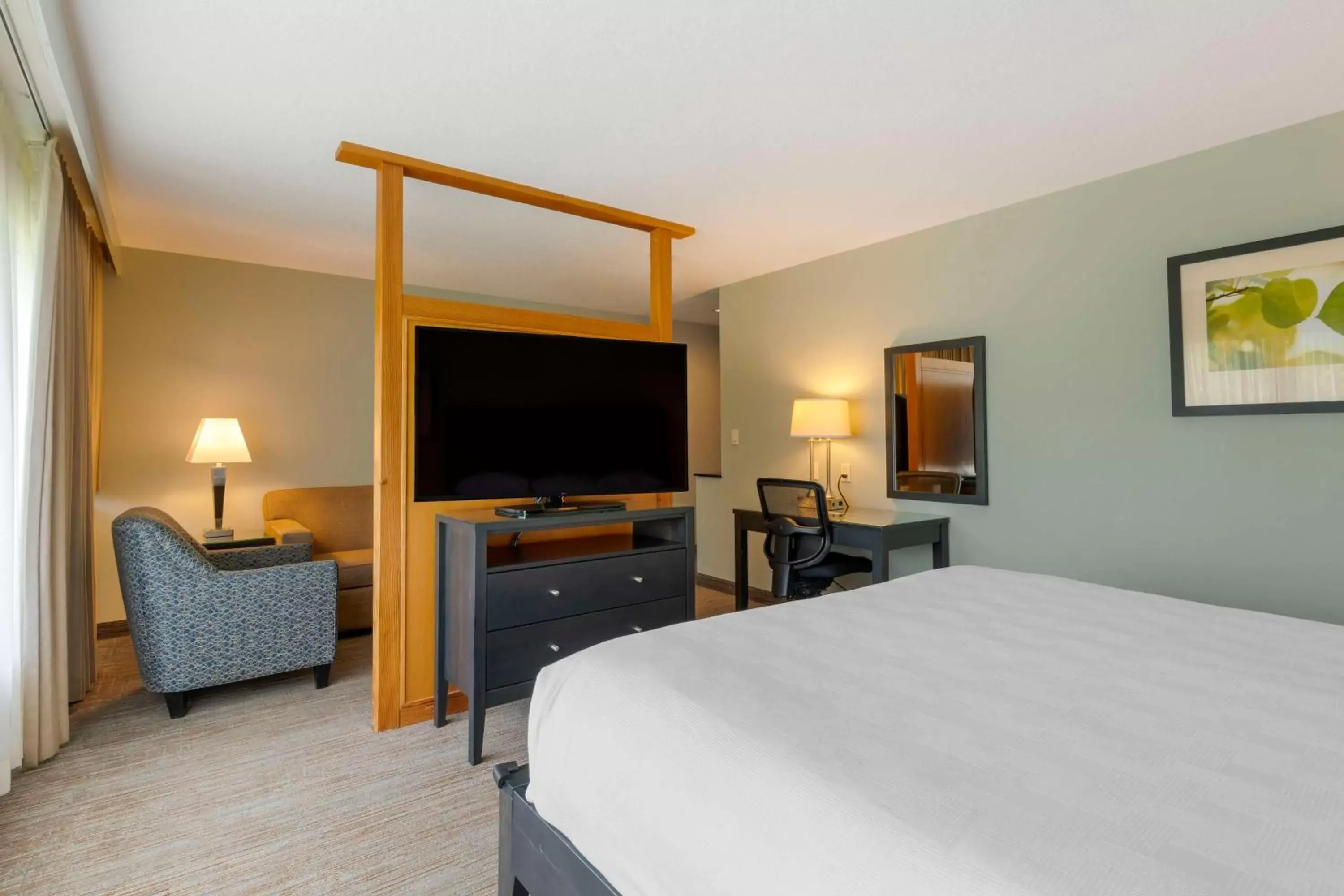 Bedroom, TV/Entertainment Center in Best Western Plus Hood River Inn