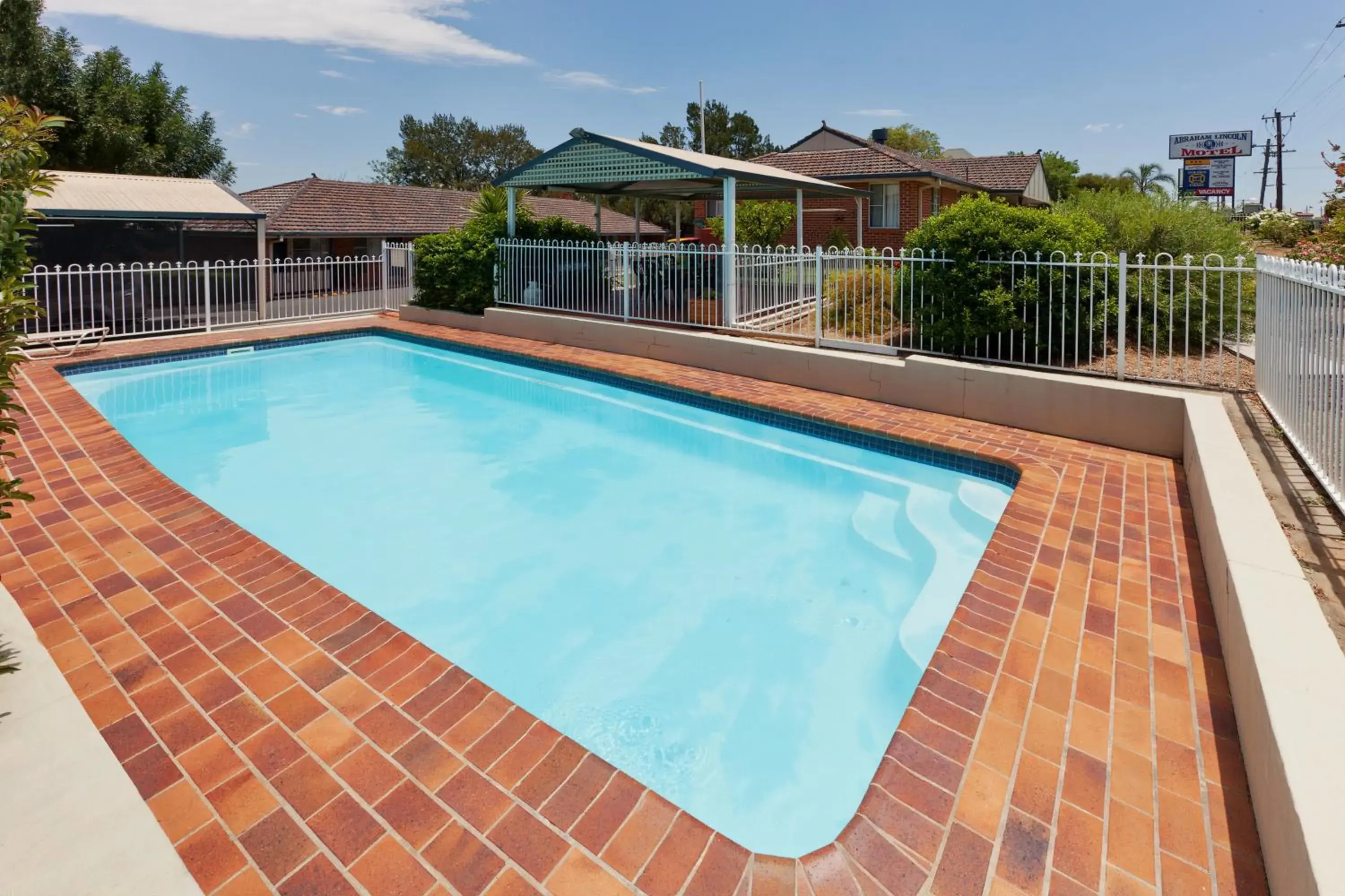 Swimming Pool in Abraham Lincoln Motel