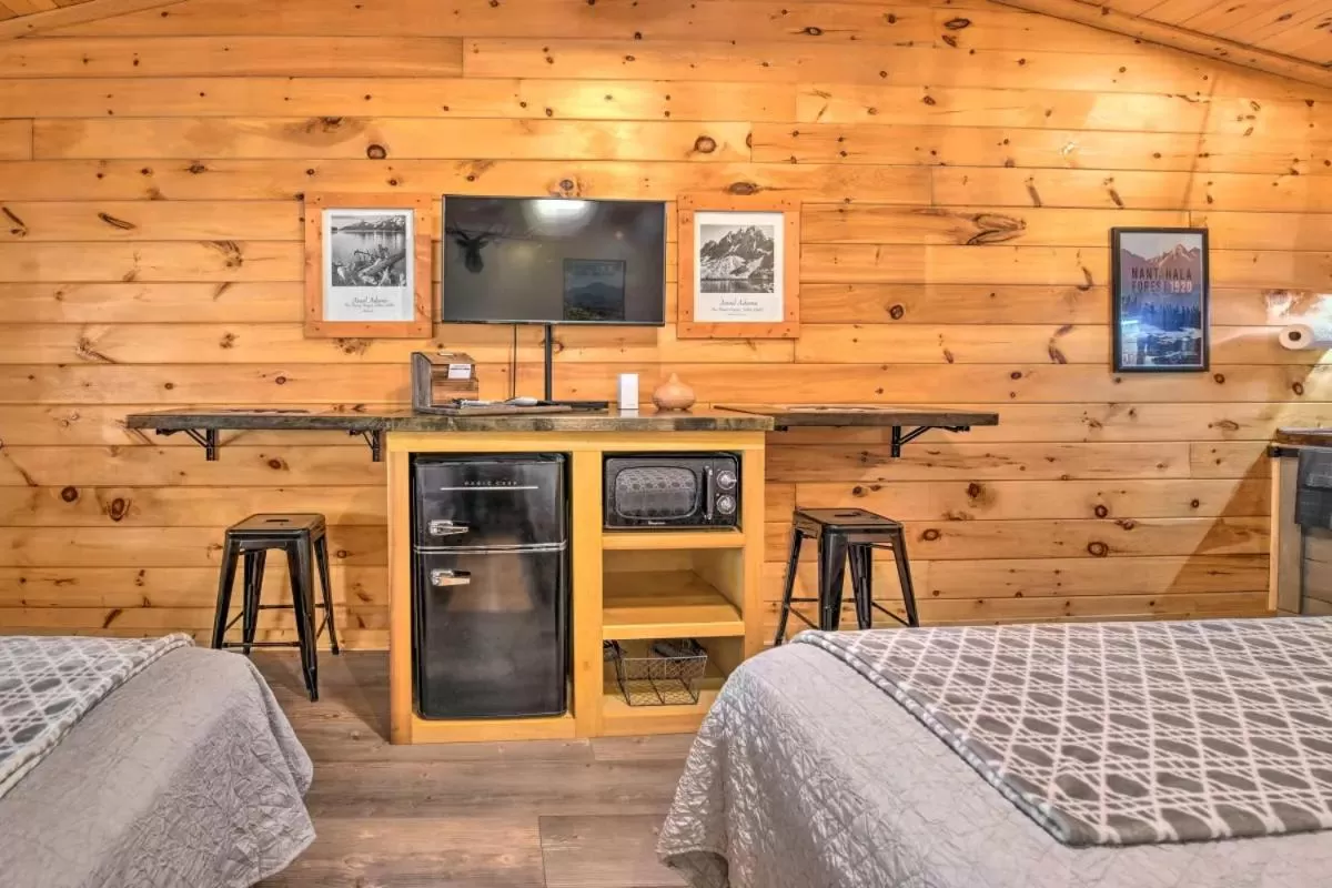 Bed in The Lodge Nantahala River