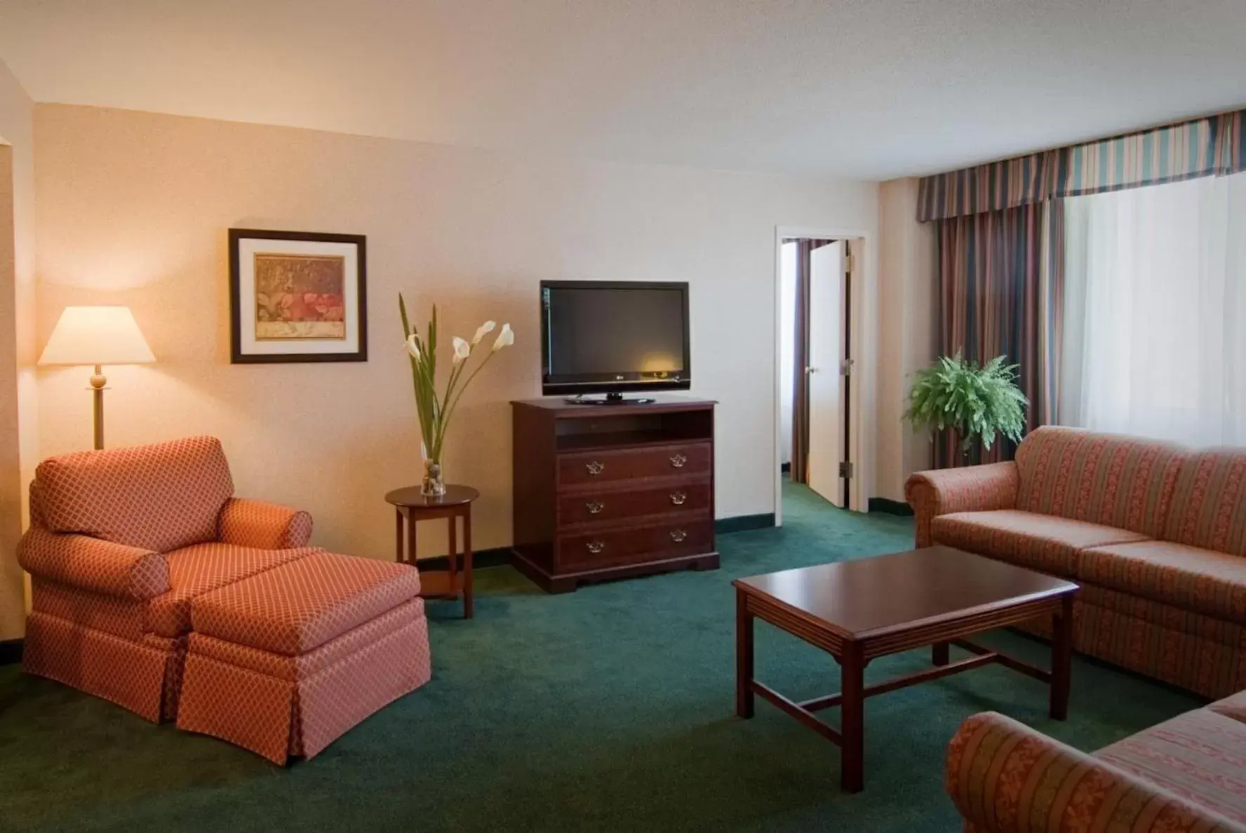 Photo of the whole room, Seating Area in Holiday Inn Arlington at Ballston, an IHG Hotel