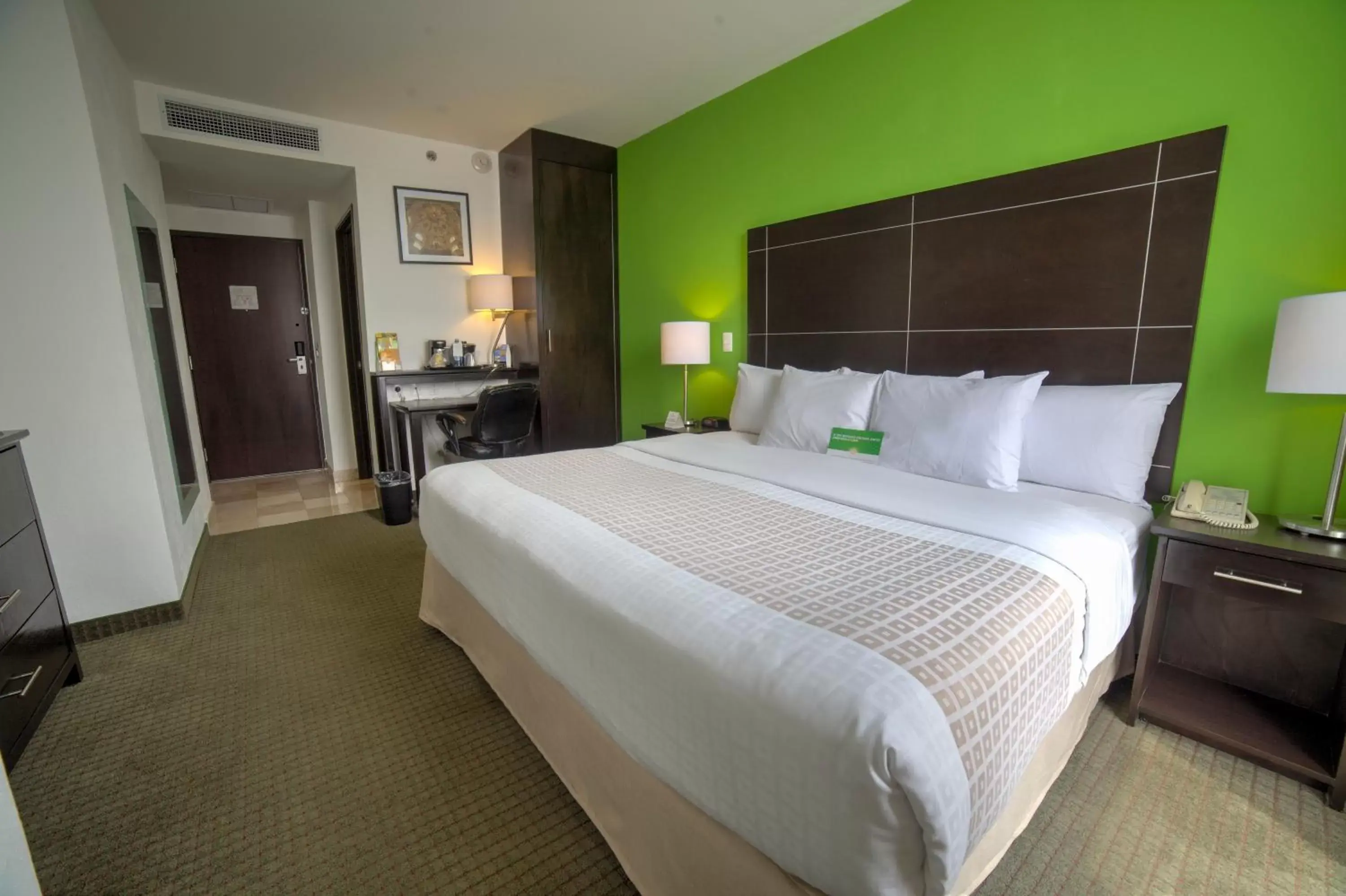 Photo of the whole room, Bed in La Quinta by Wyndham Puebla Palmas Angelopolis