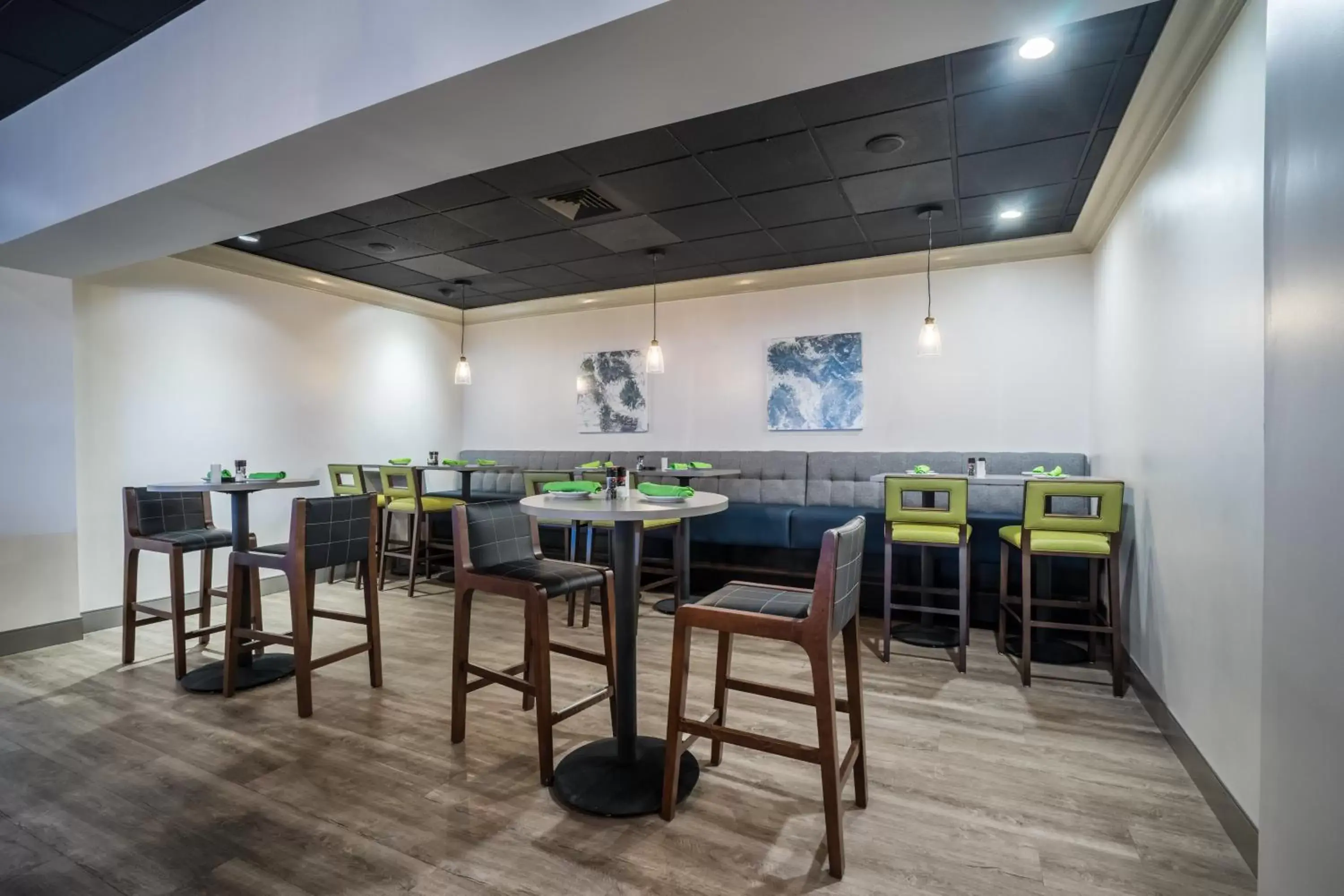 Lounge or bar, Restaurant/Places to Eat in enVision Hotel & Conference Center Mansfield-Foxboro