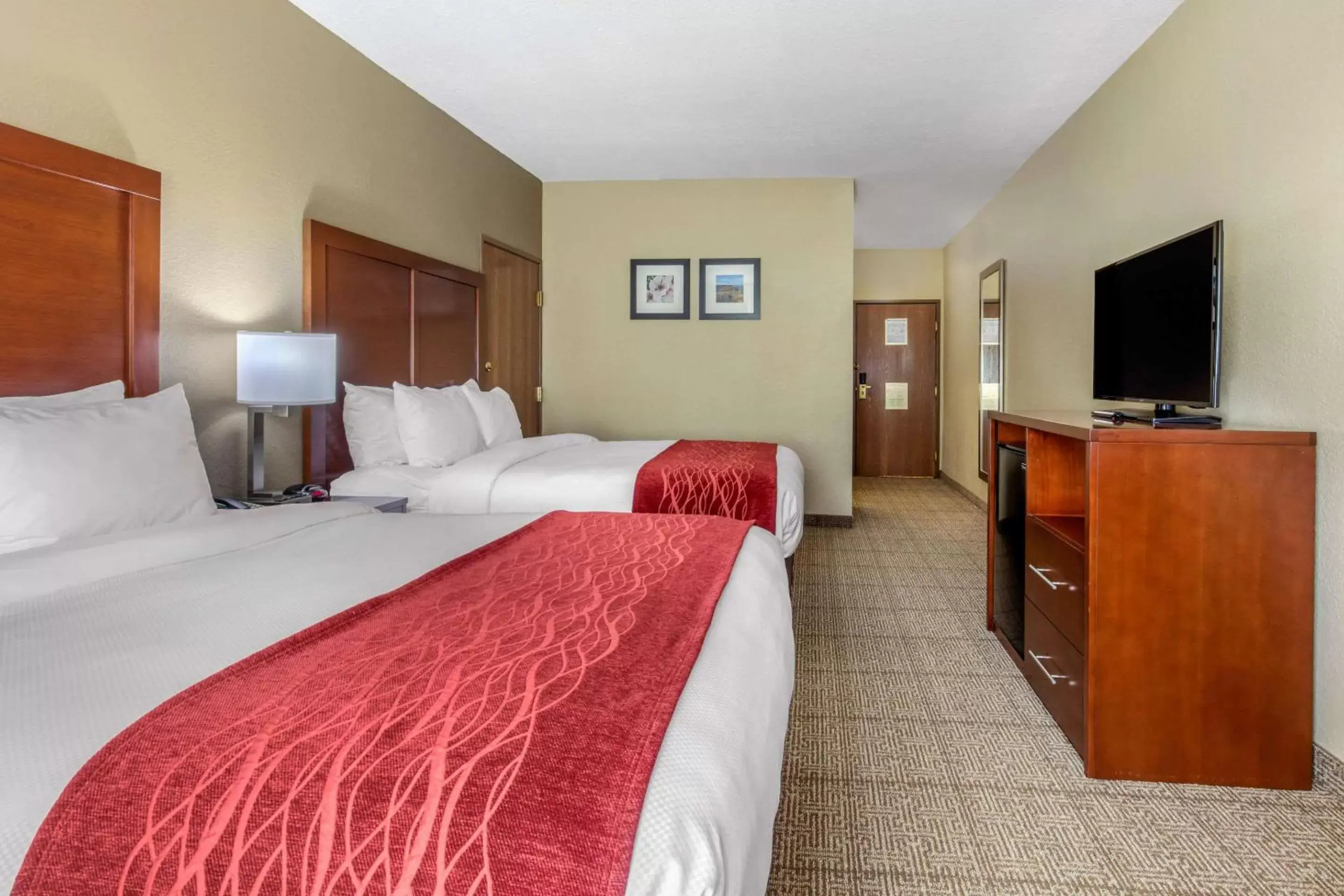 Photo of the whole room, Bed in Comfort Inn & Suites