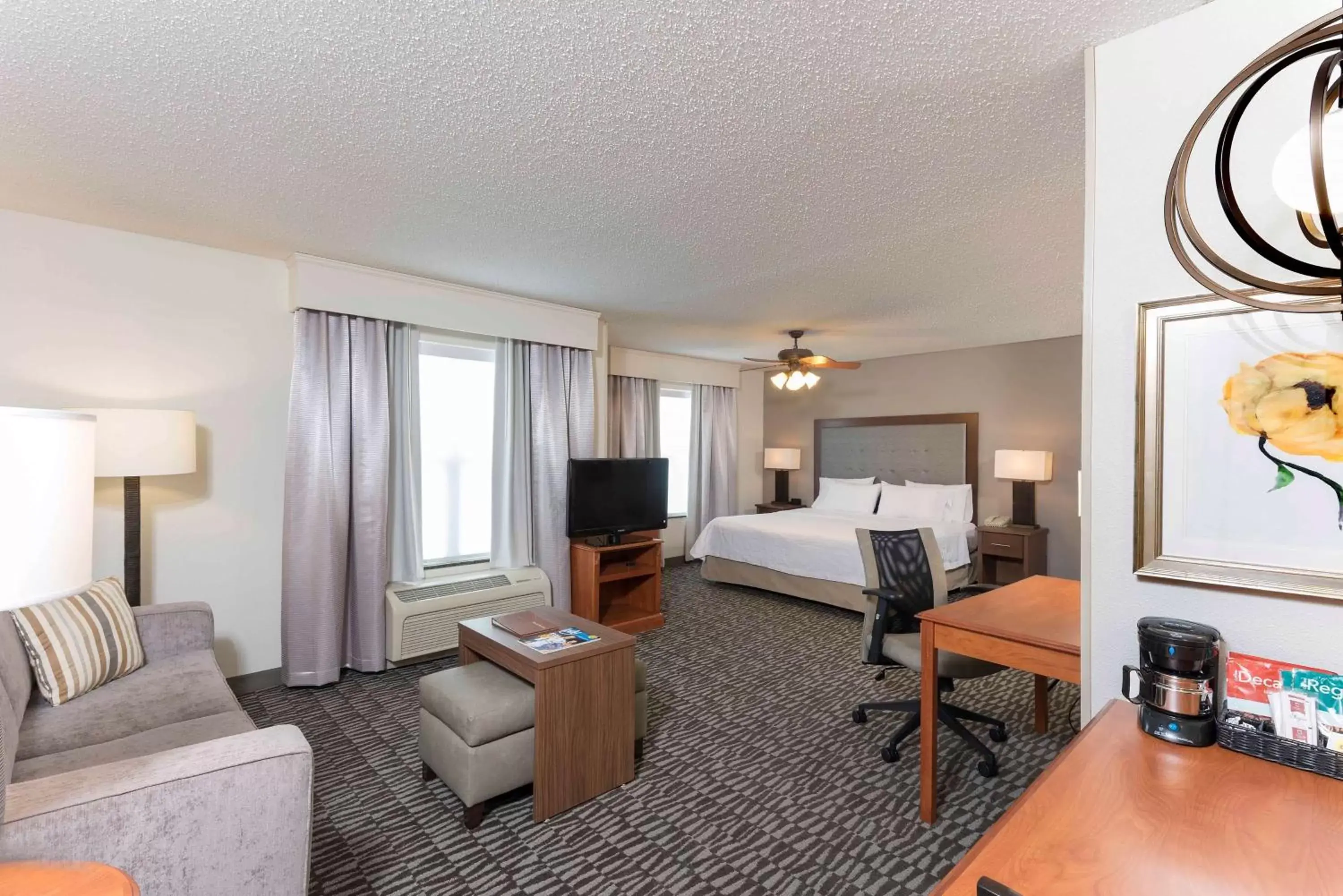 Bed, Seating Area in Homewood Suites by Hilton Indianapolis Airport / Plainfield