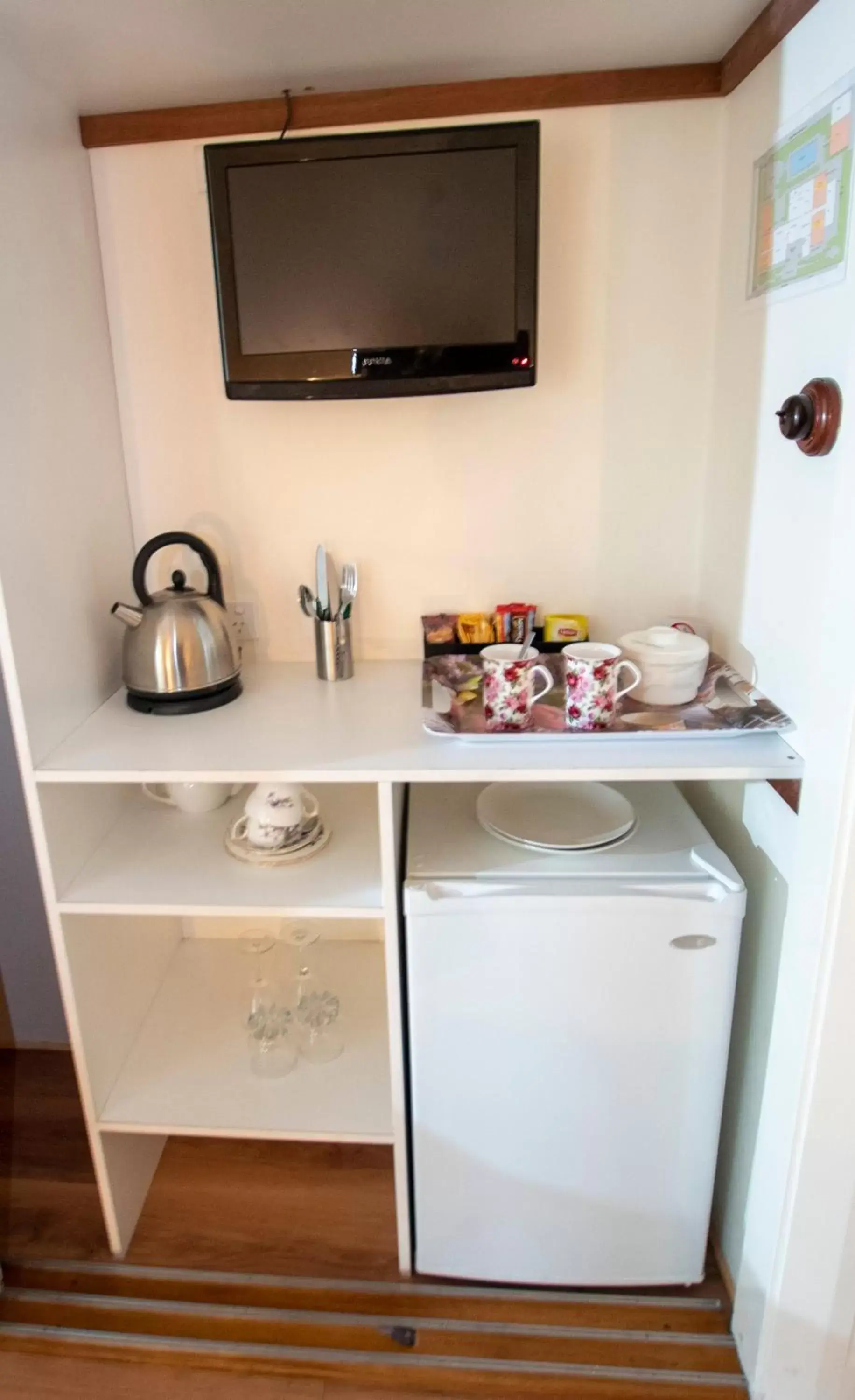 Coffee/tea facilities, Kitchen/Kitchenette in Rosebridge House Bed & Breakfast Adult Retreat