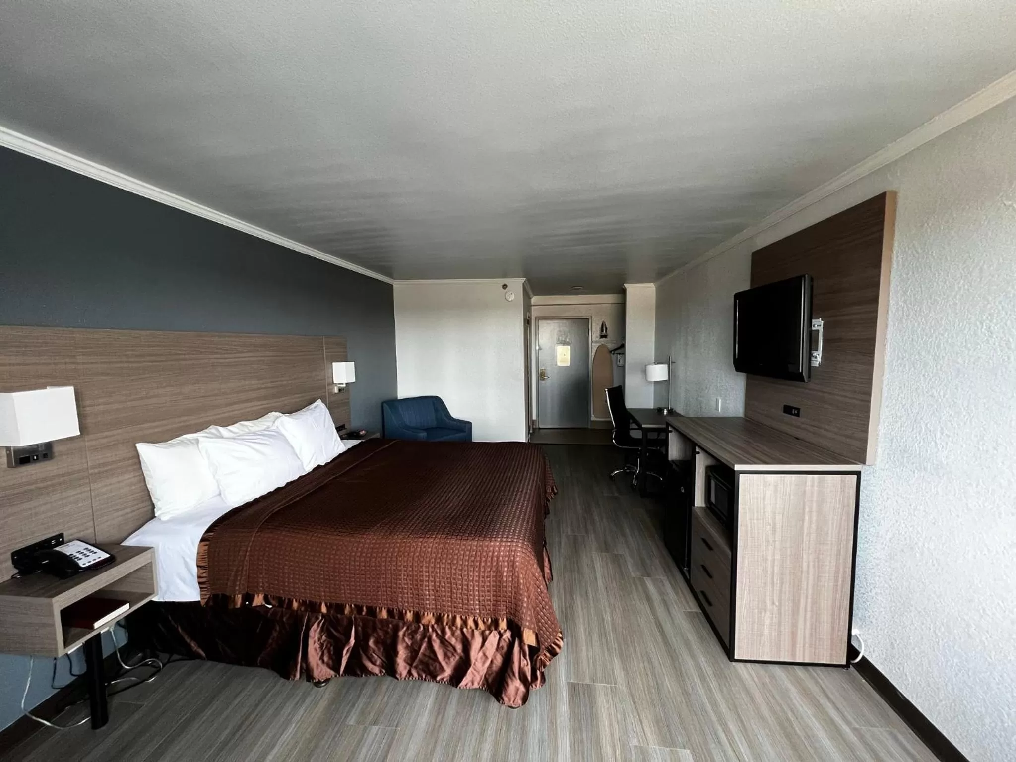 Bed in Super 8 by Wyndham Fort Worth Entertainment District