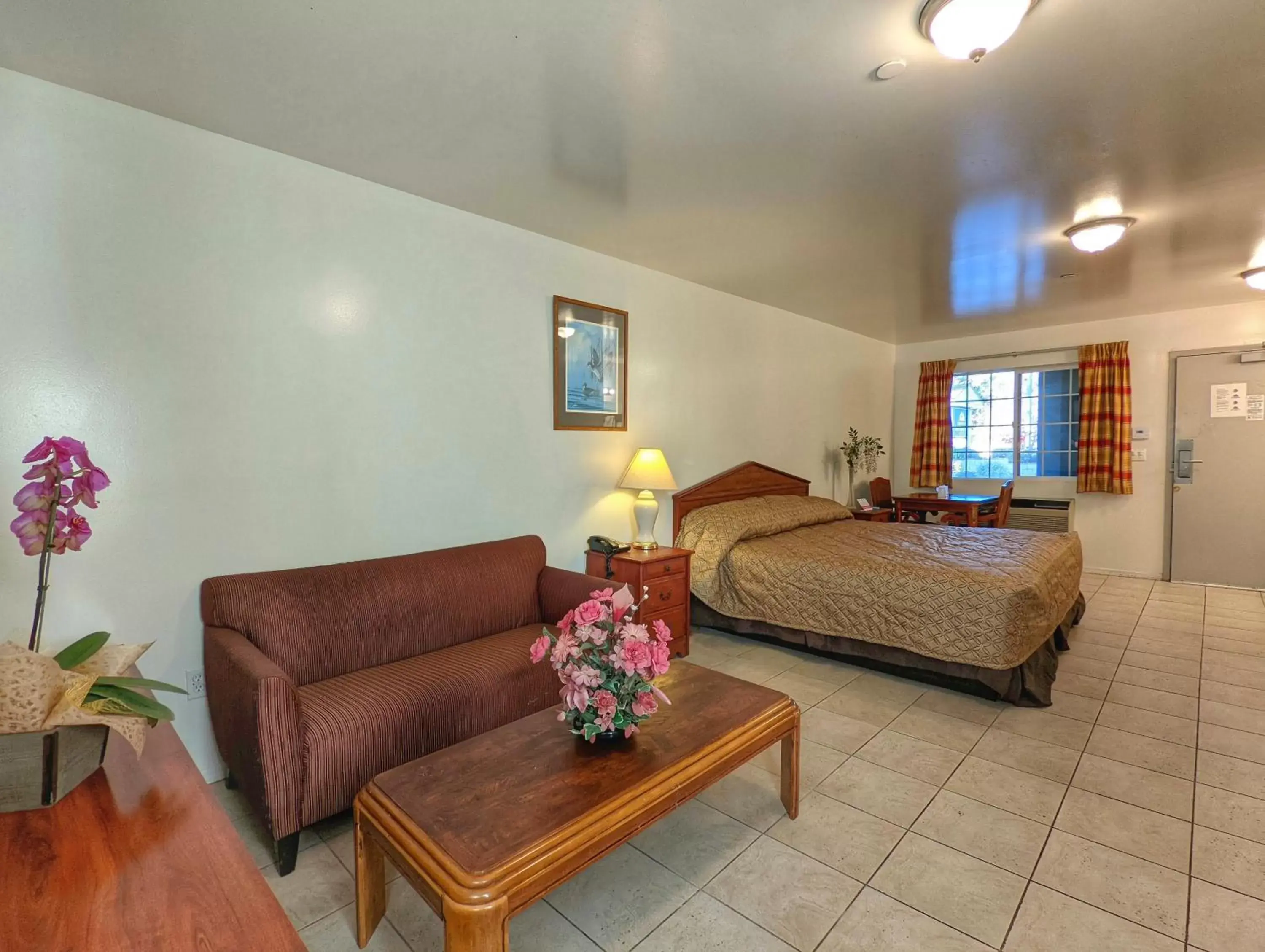 Living room in Americas Best Value Inn Oxnard-Port Hueneme