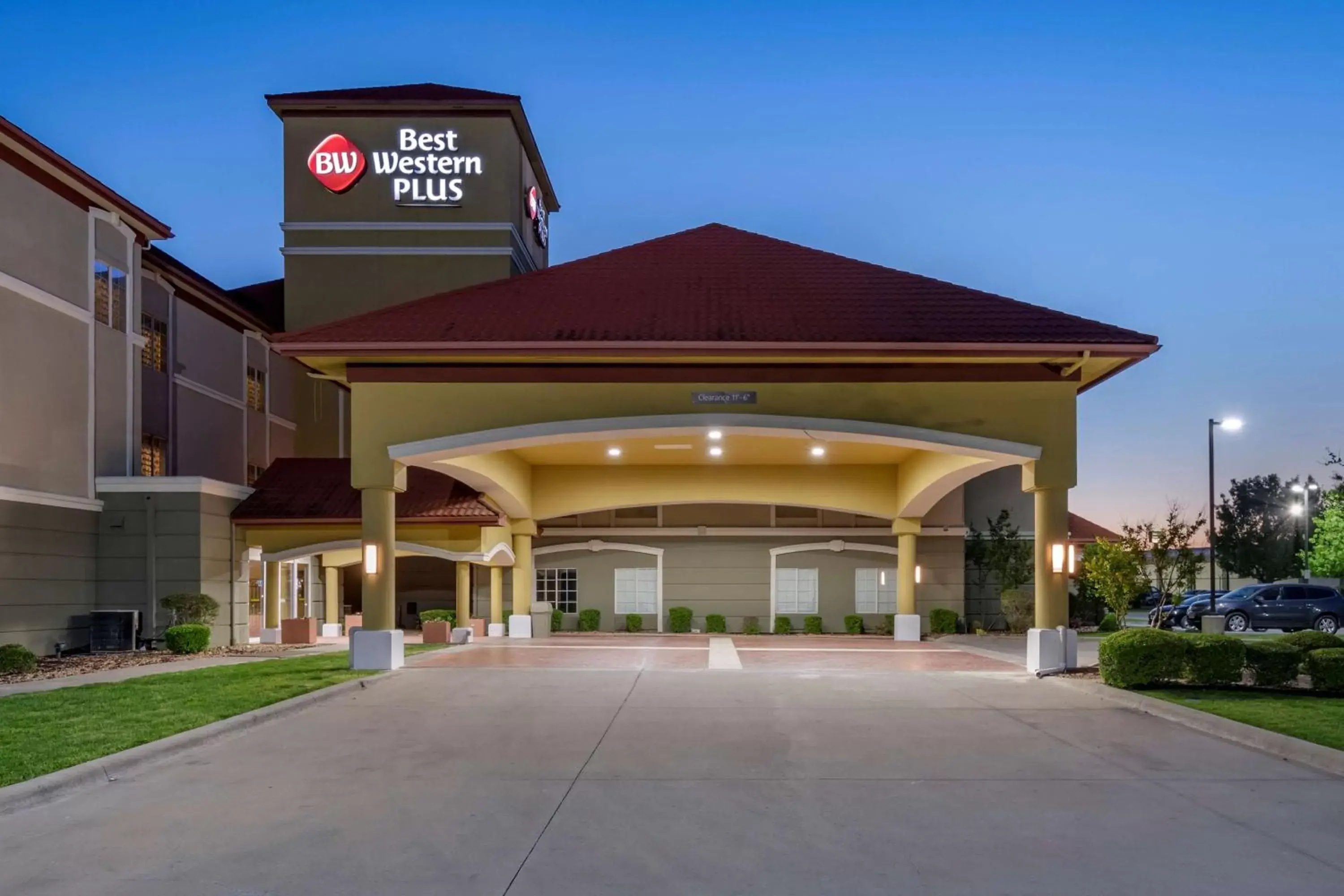 Property Building in BEST WESTERN PLUS Monica Royale Inn & Suites