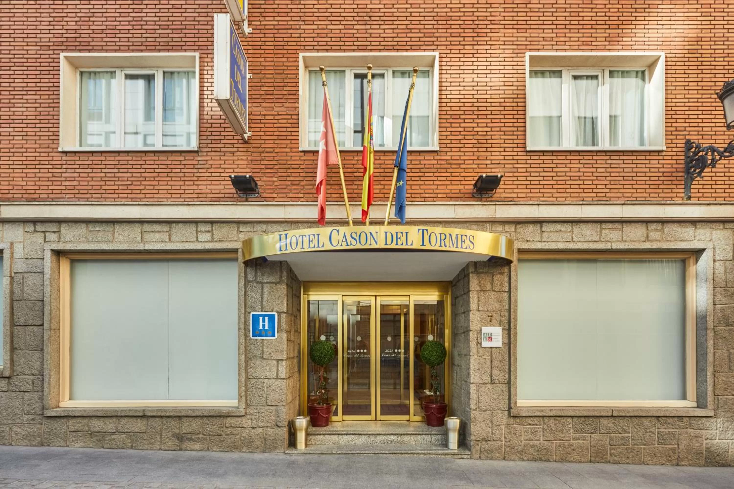 Facade/entrance in Hotel Casón del Tormes by HappyCulture