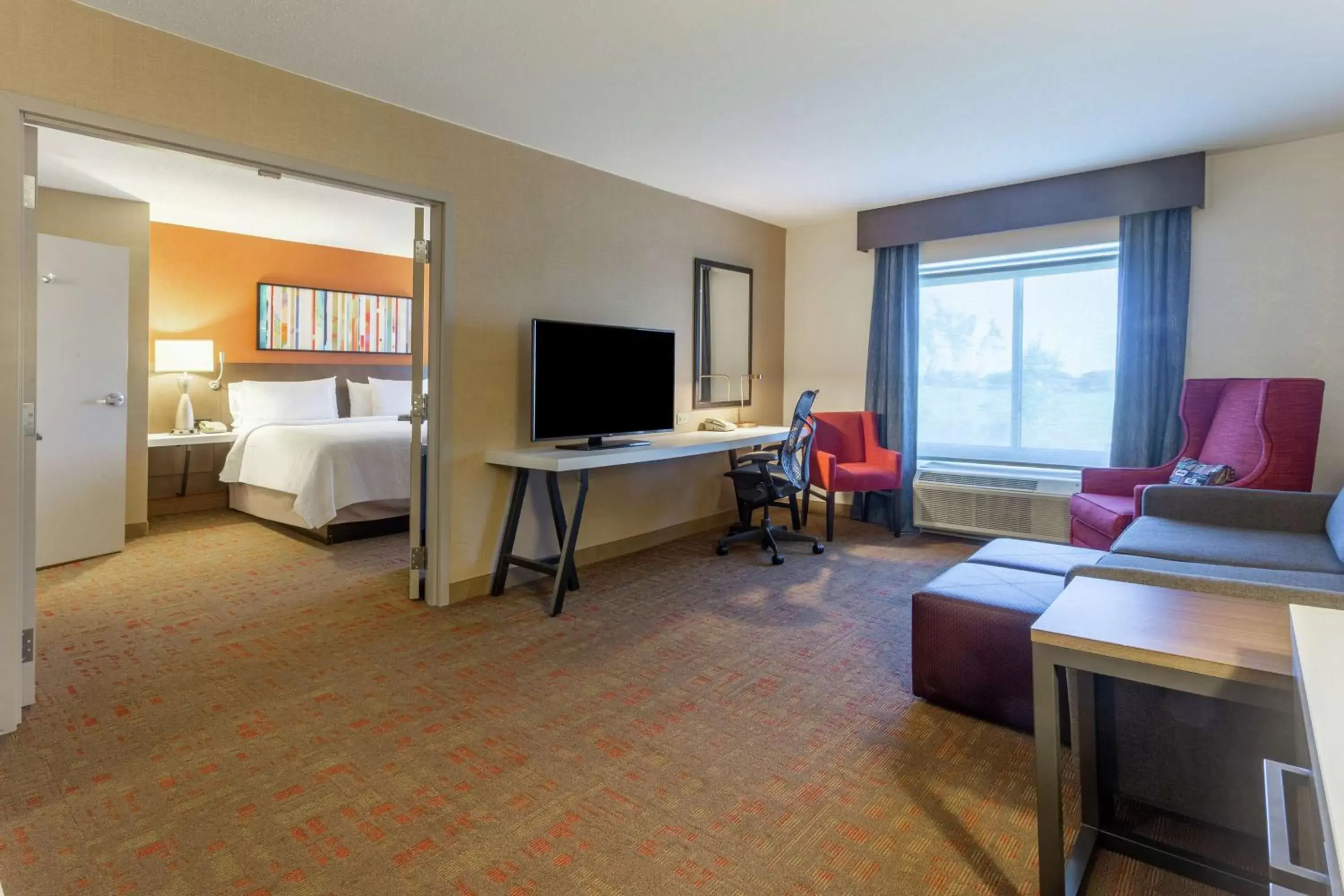 Bedroom, TV/Entertainment Center in Hilton Garden Inn Chicago/Tinley Park