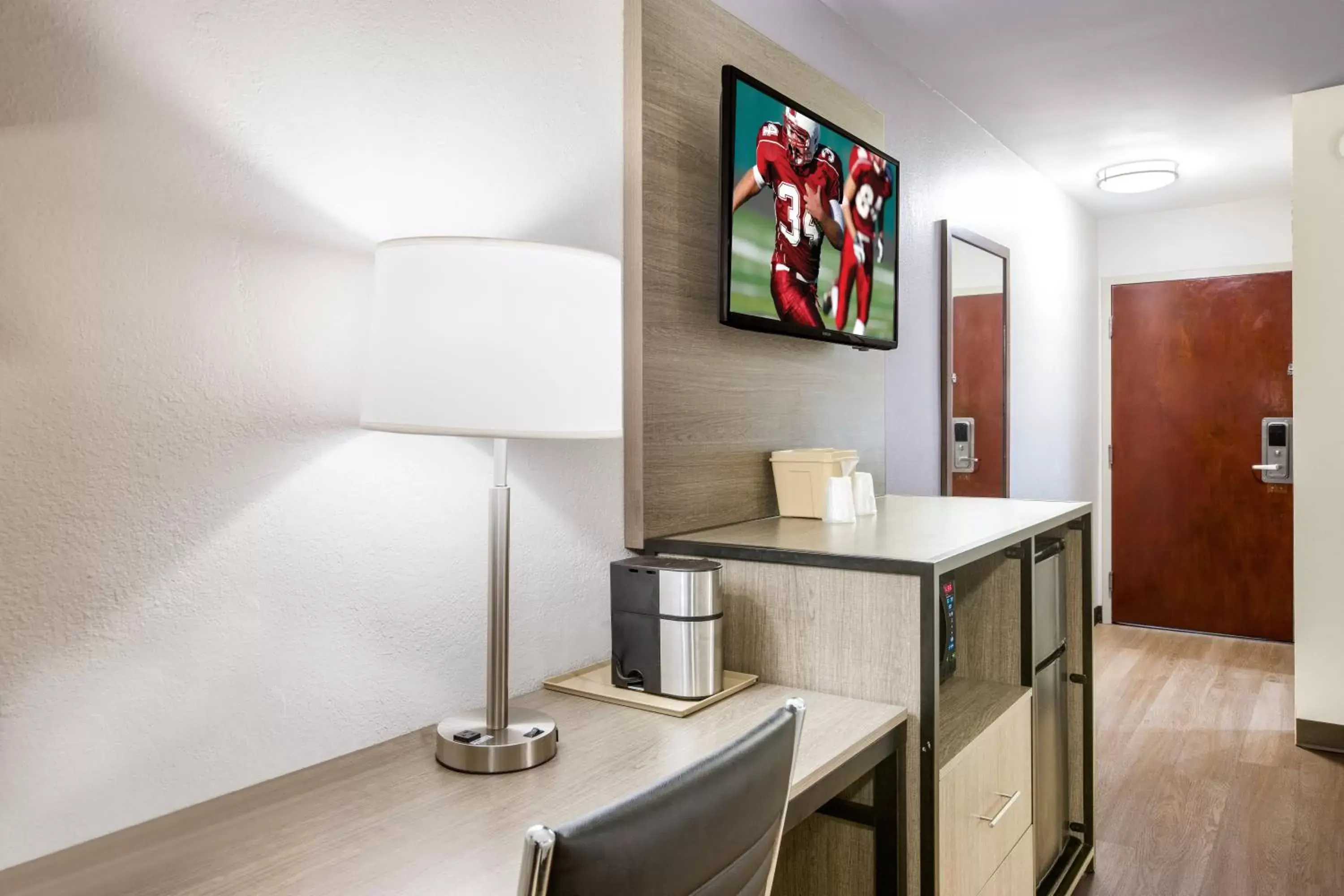 Bedroom, TV/Entertainment Center in Red Roof Inn PLUS+ & Suites Savannah – I-95