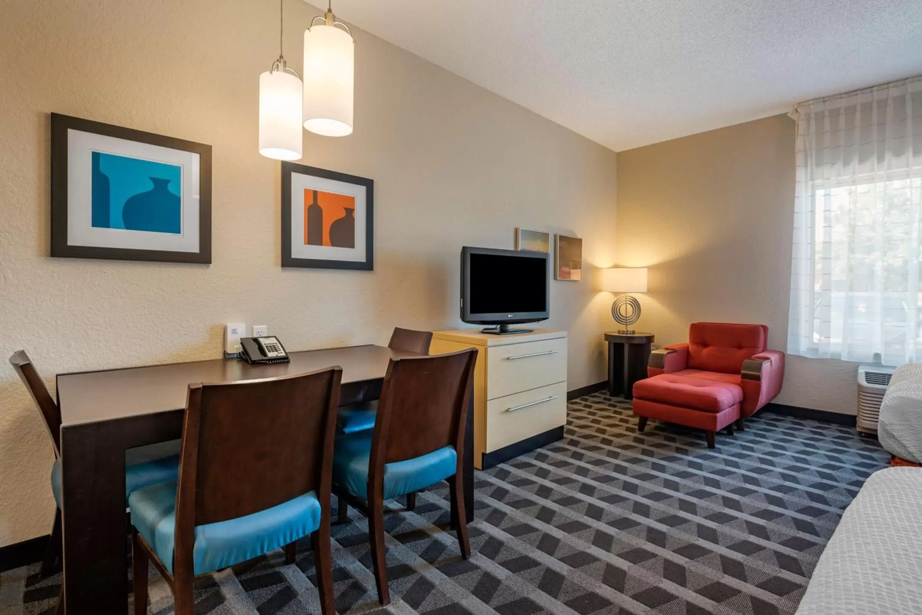 Photo of the whole room, TV/Entertainment Center in TownePlace Suites by Marriott Vincennes