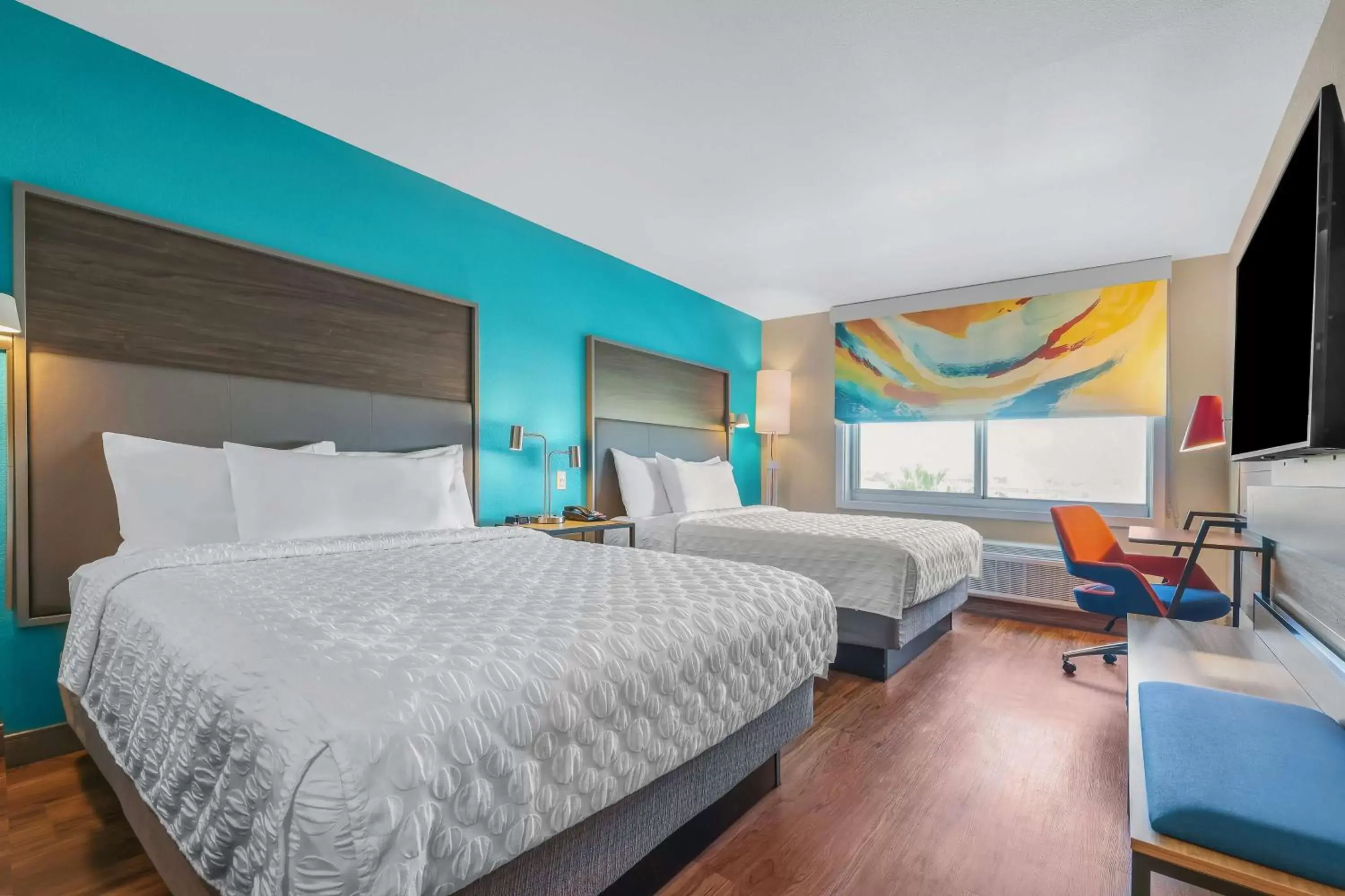 Bedroom, Bed in Tru By Hilton Lathrop