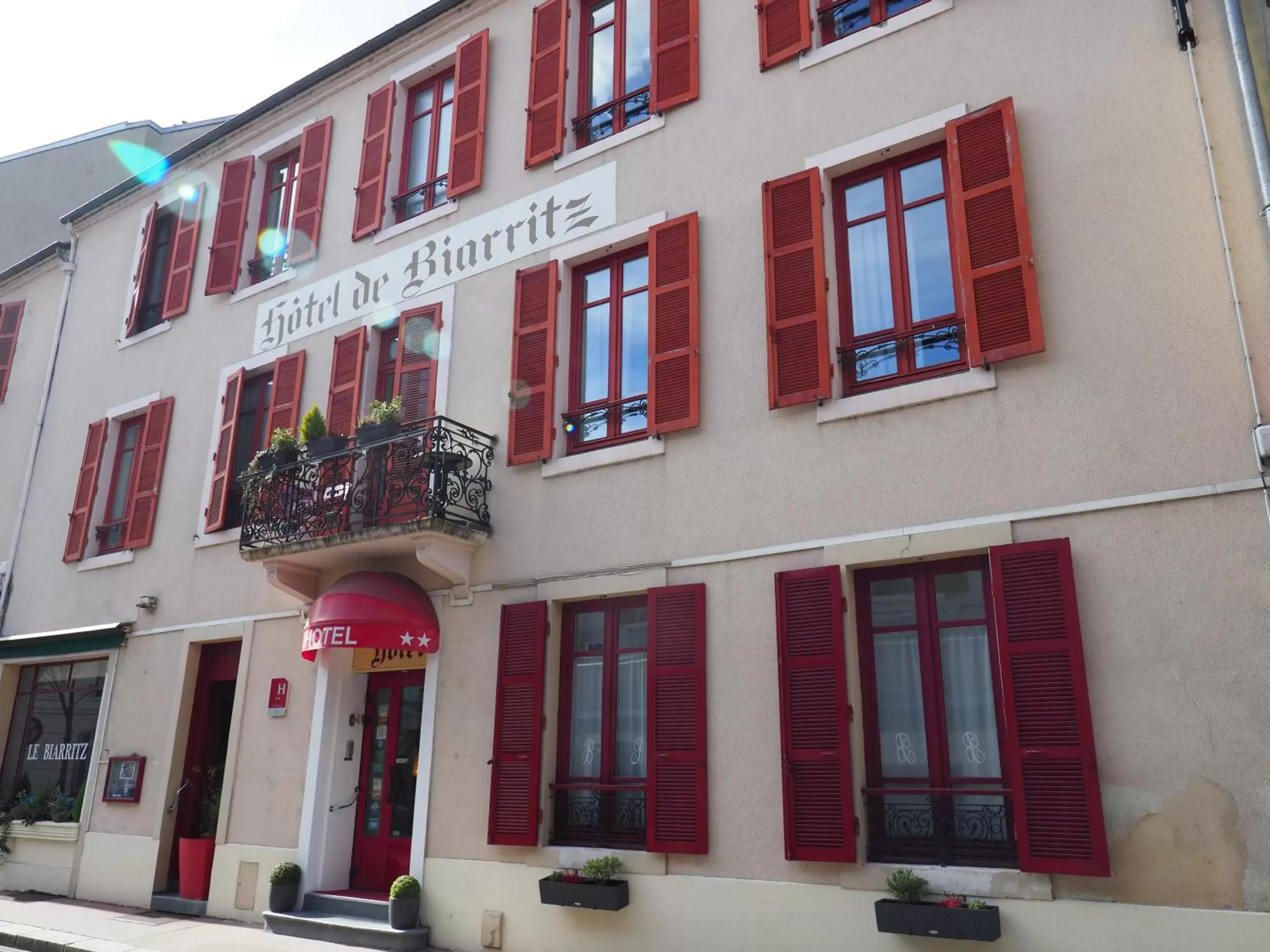 Facade/entrance, Property Building in Hôtel Le Biarritz - Vichy