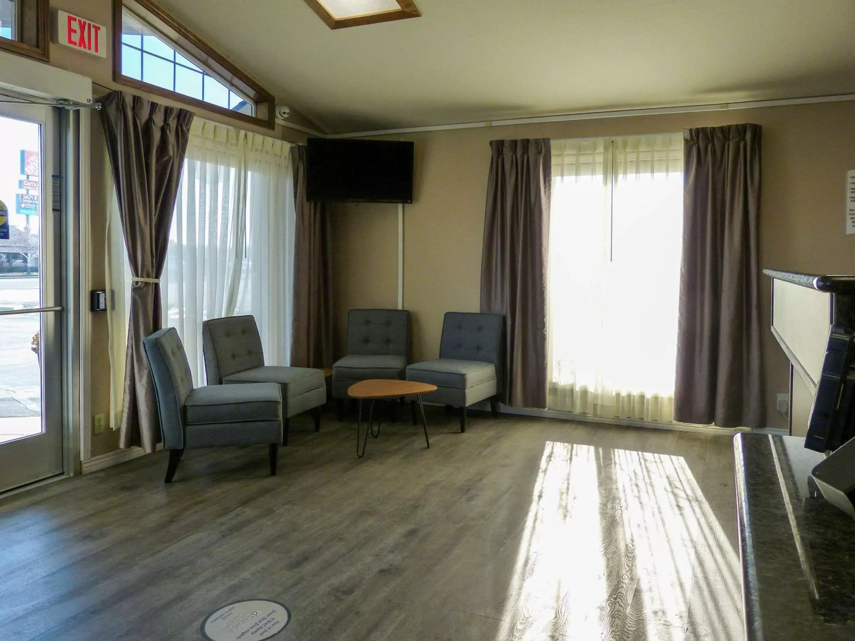 Lobby or reception, Seating Area in Quality Inn