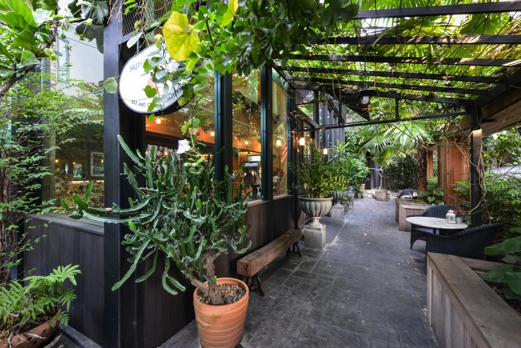 Restaurant/places to eat in Abloom Exclusive Serviced Apartments