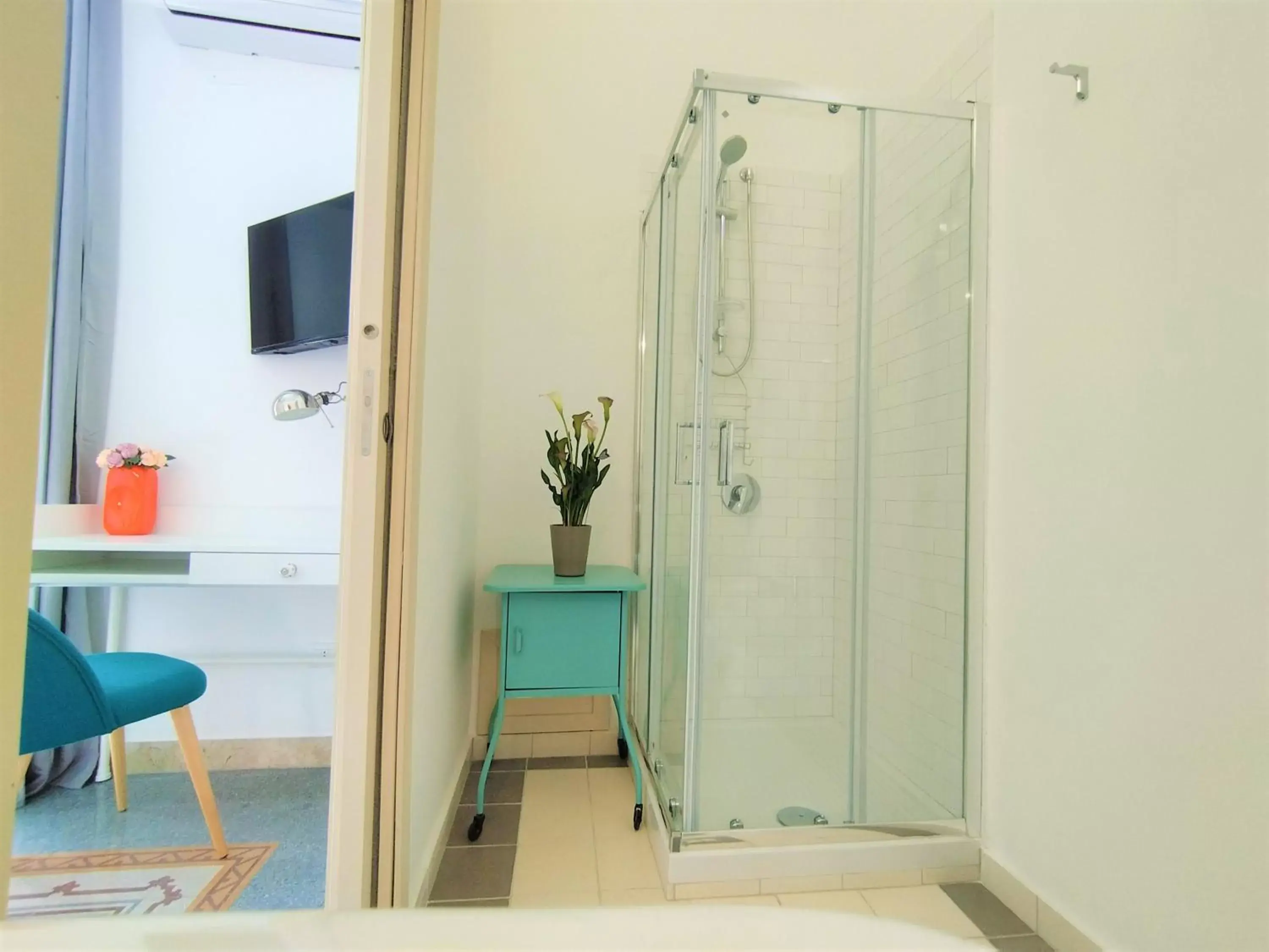 Bathroom, TV/Entertainment Center in AUSA suites