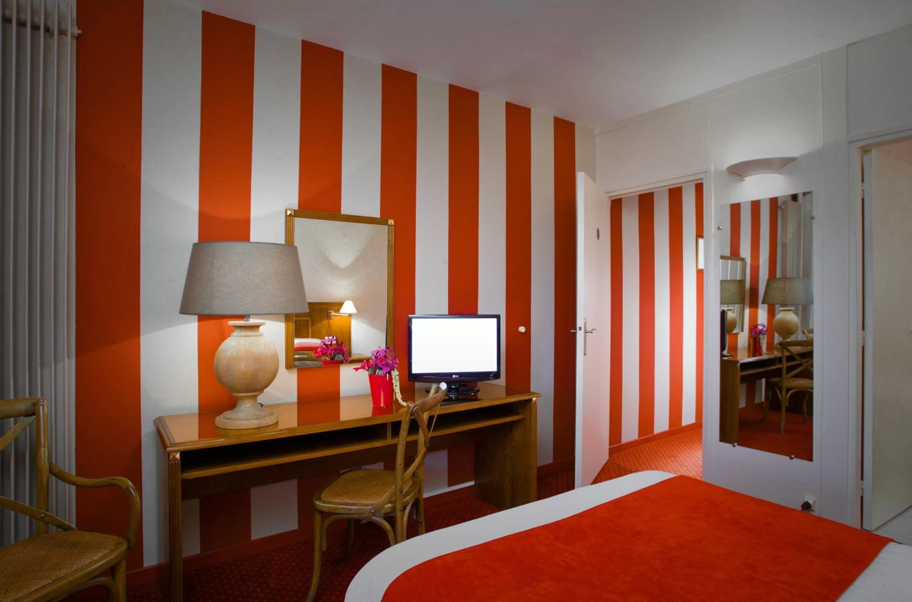 Bedroom, Bed in LOGIS Hôtel & Restaurant - LENSOTEL