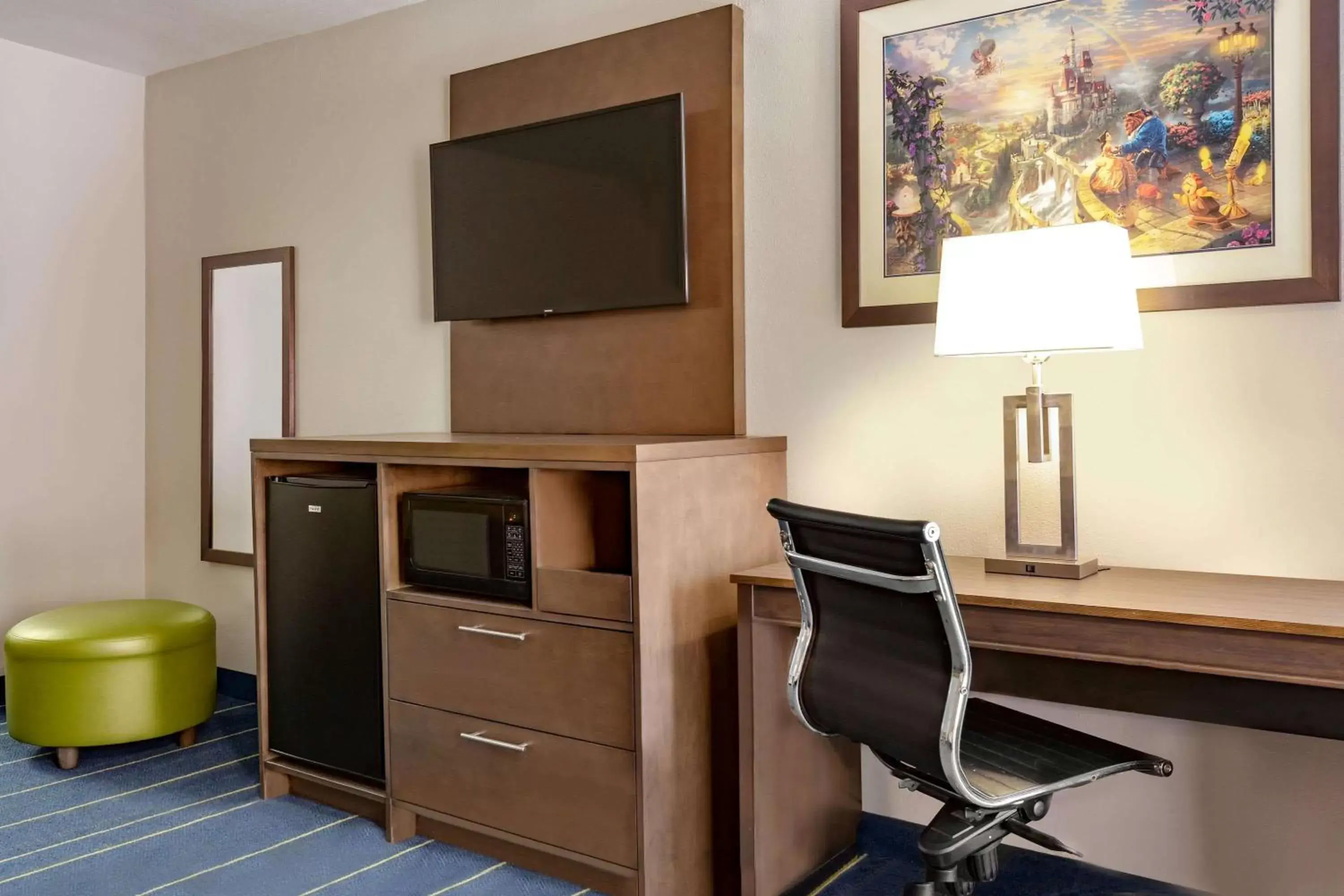 Bedroom, TV/Entertainment Center in Days Inn & Suites by Wyndham Anaheim At Disneyland Park