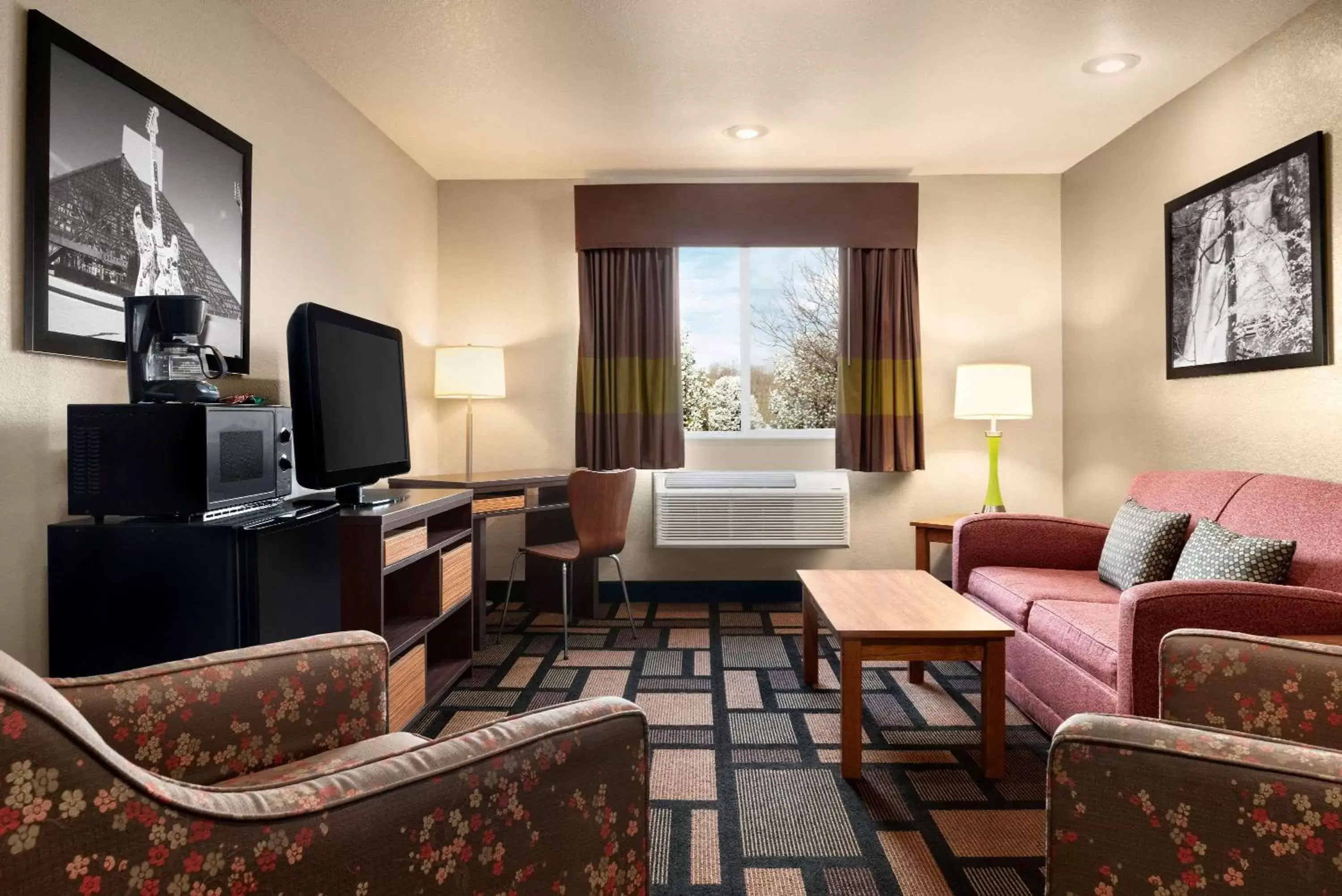 Photo of the whole room, Seating Area in Super 8 by Wyndham Akron S/Green/Uniontown OH