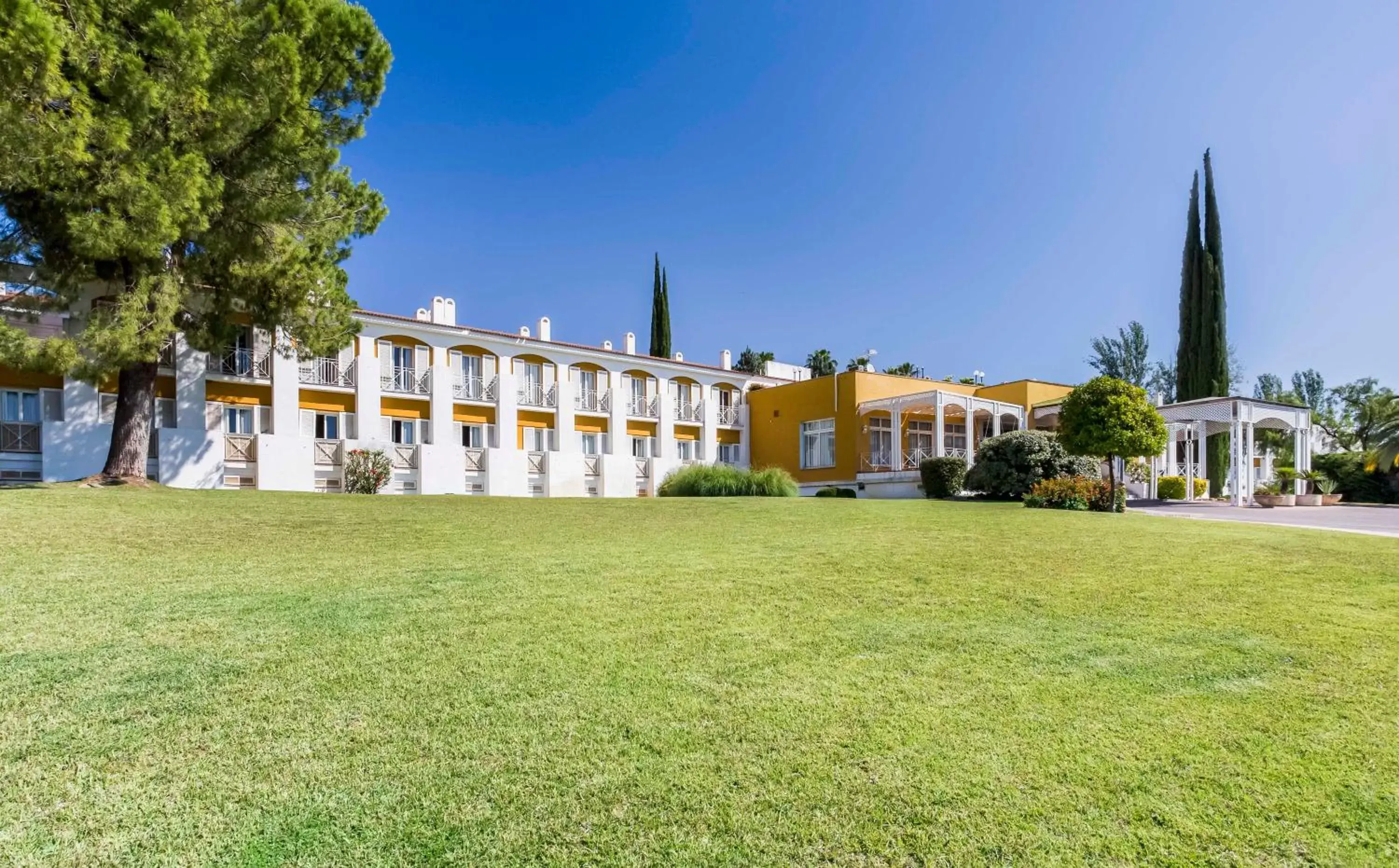 Property Building in Exe Las Adelfas