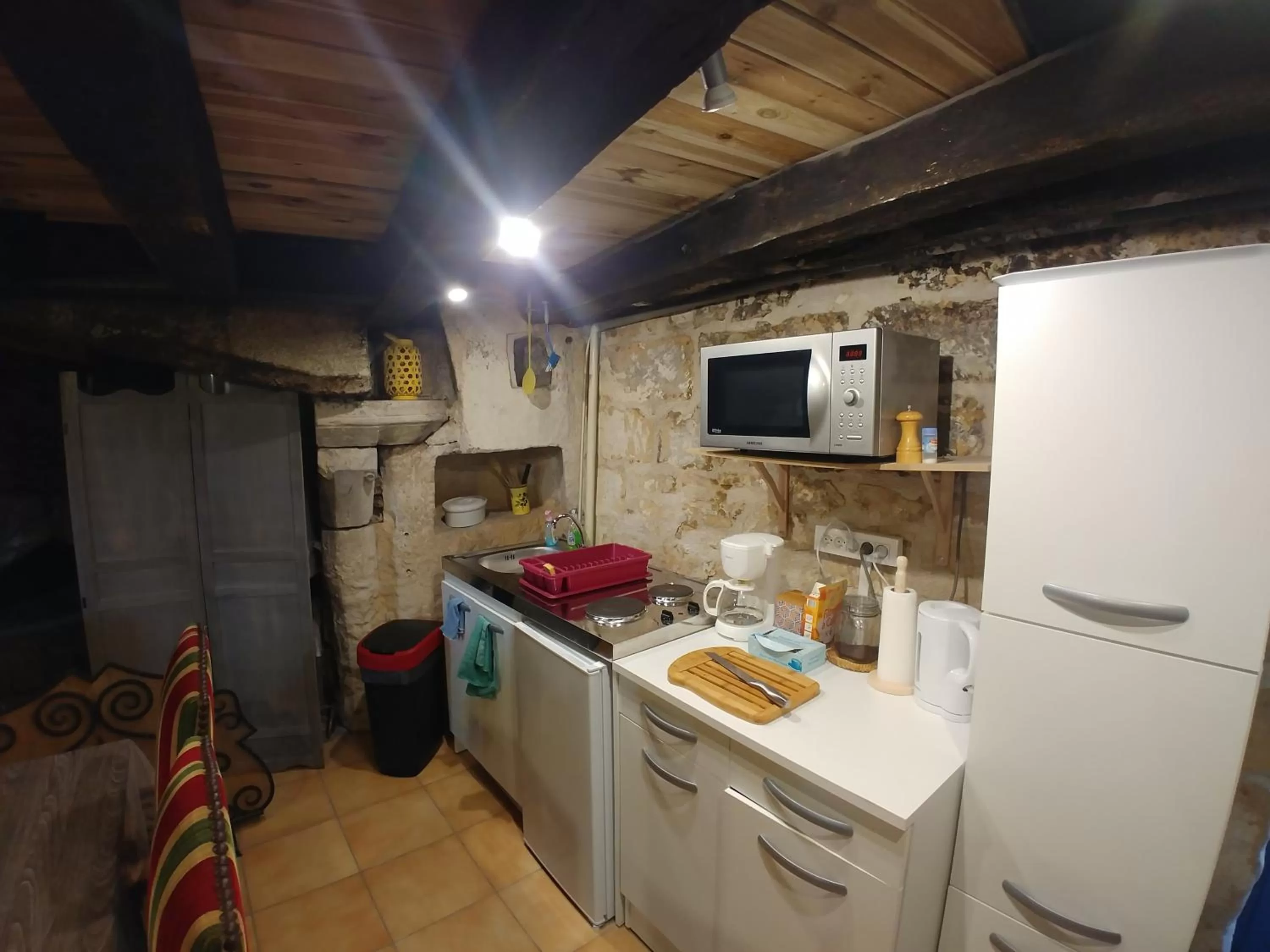 Kitchen or kitchenette, Kitchen/Kitchenette in Manoir Le Cristal - Futuroscope a petit prix , grandes chambres familiales 5-6 personnes ,