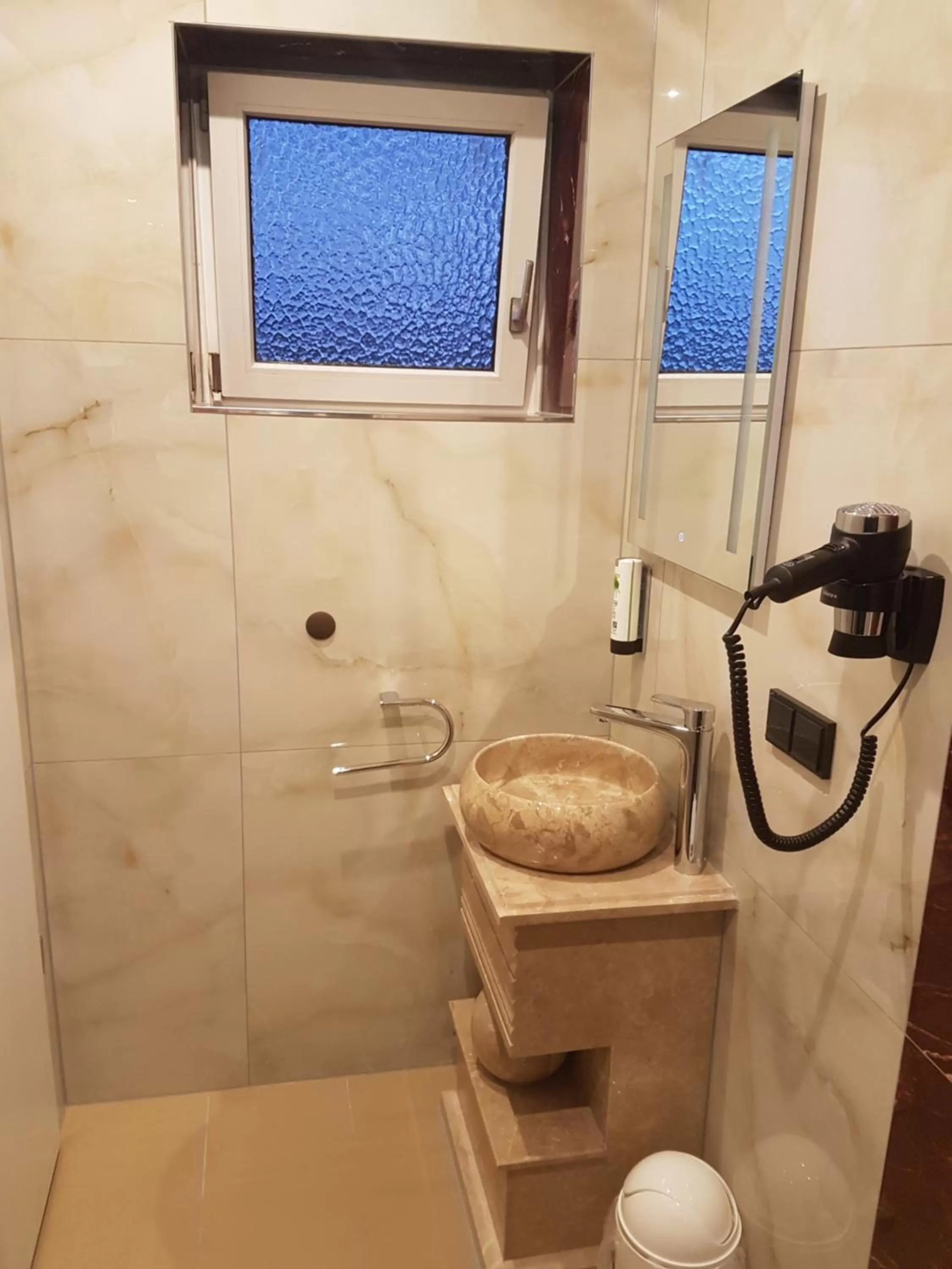 Bathroom in Elbgalerie Hotel