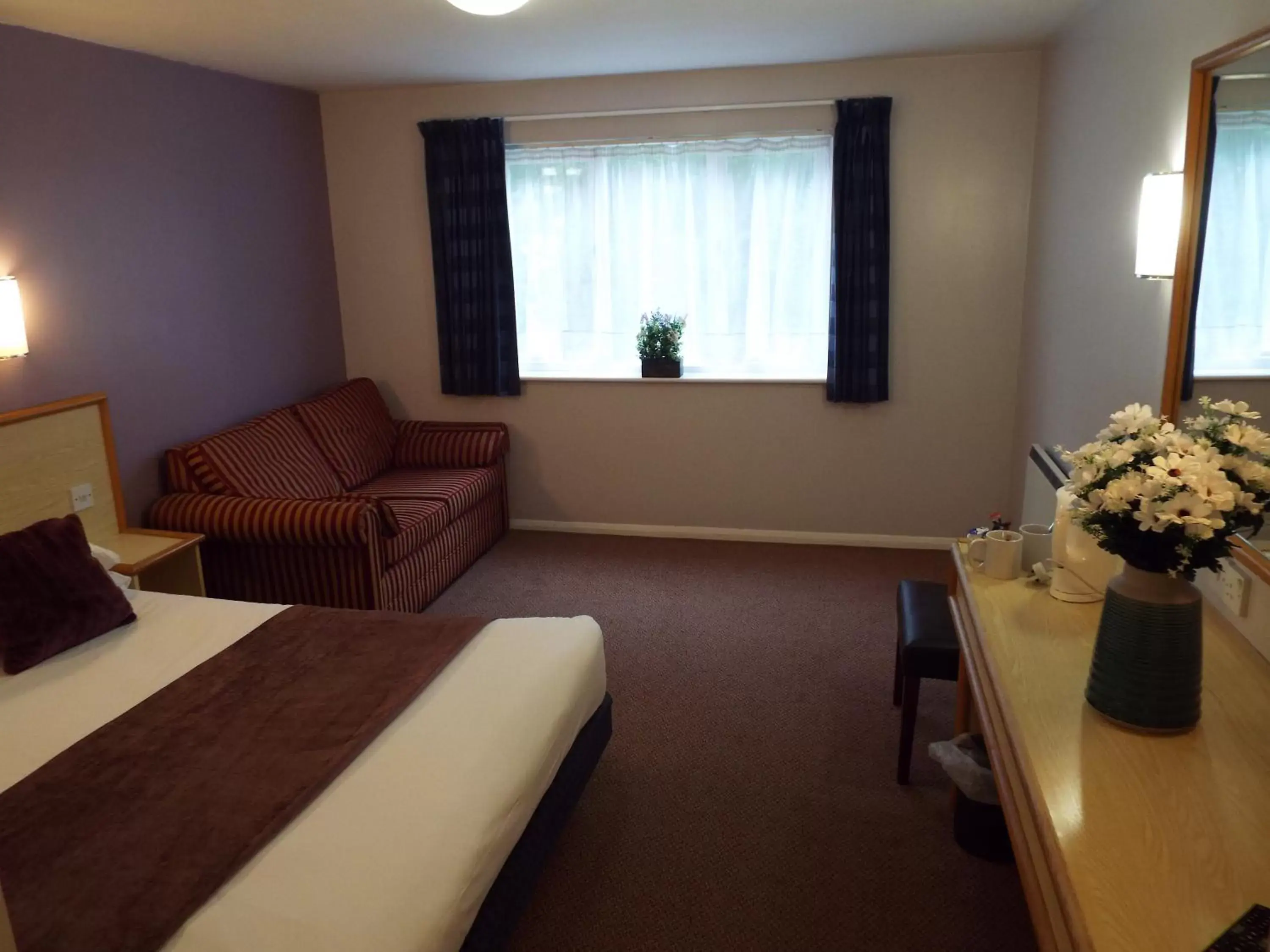 Bedroom, Seating Area in Redwings Lodge Sawtry Huntington