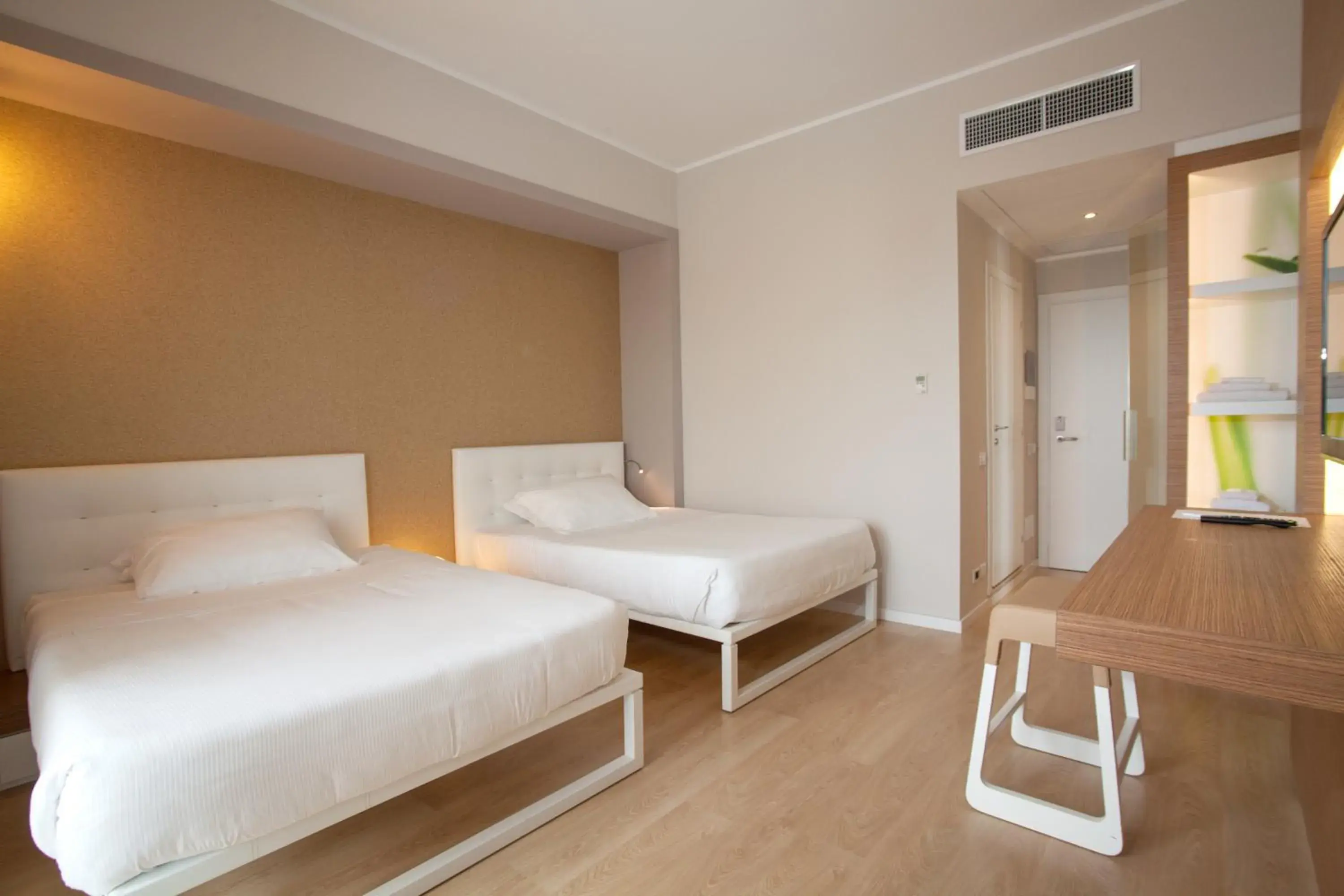 Photo of the whole room, Bed in Oxygen Lifestyle Hotel/Helvetia Parco