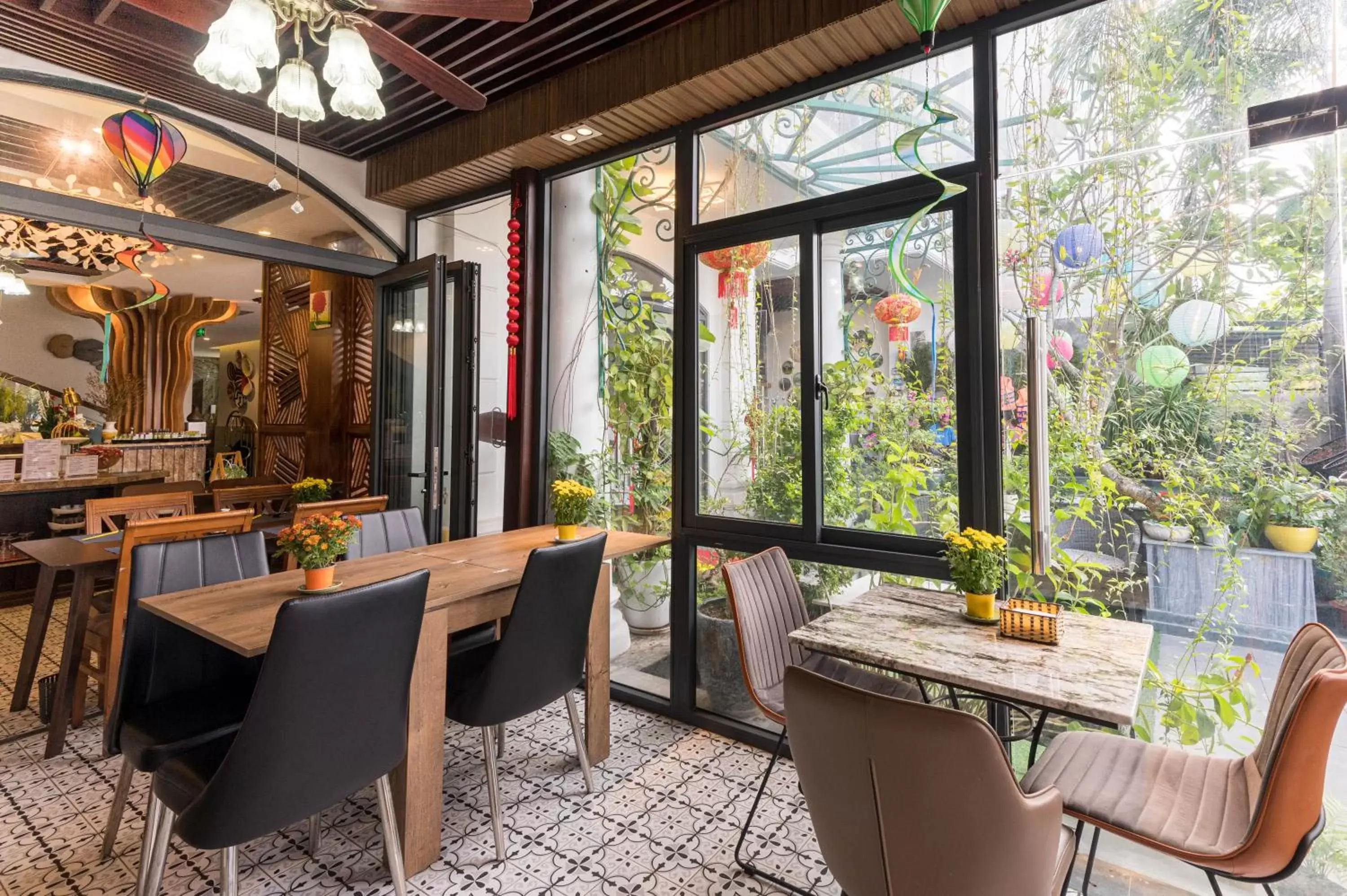 Restaurant/places to eat in Hoang Trinh Hotel Restaurant/places to eat in Hoang Trinh Hotel
