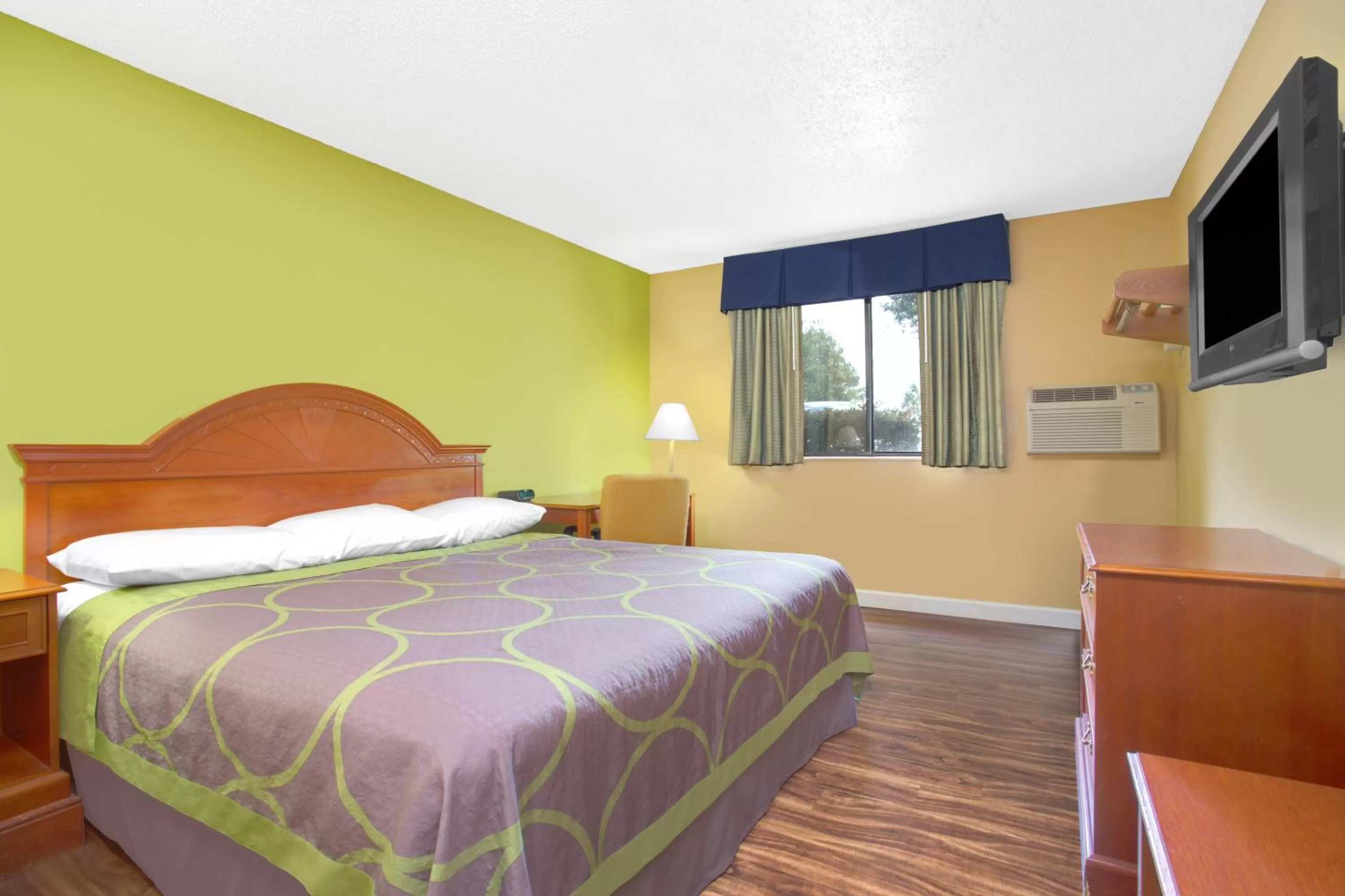 Photo of the whole room, Bed in Super-8-Gainesville-I-75-Hospital-University-Area