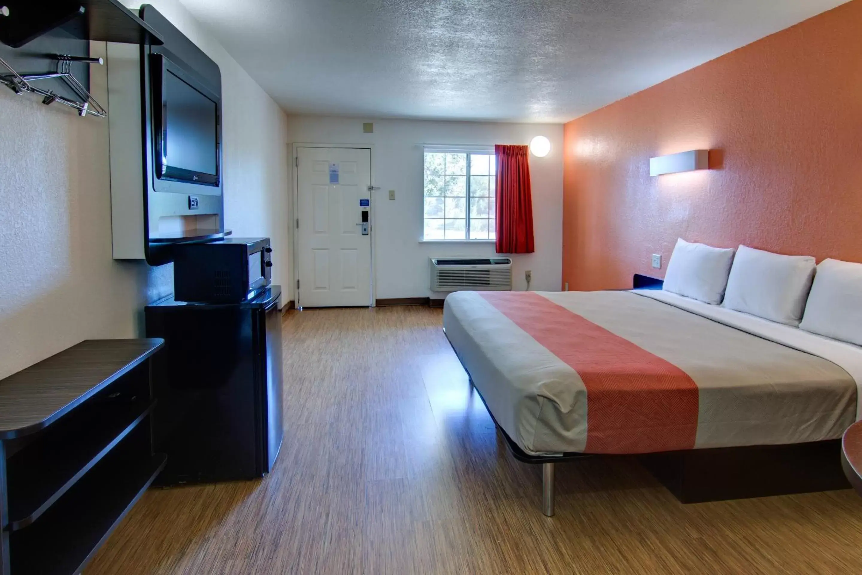 TV and multimedia, Bed in Motel 6-Mount Pleasant, TX