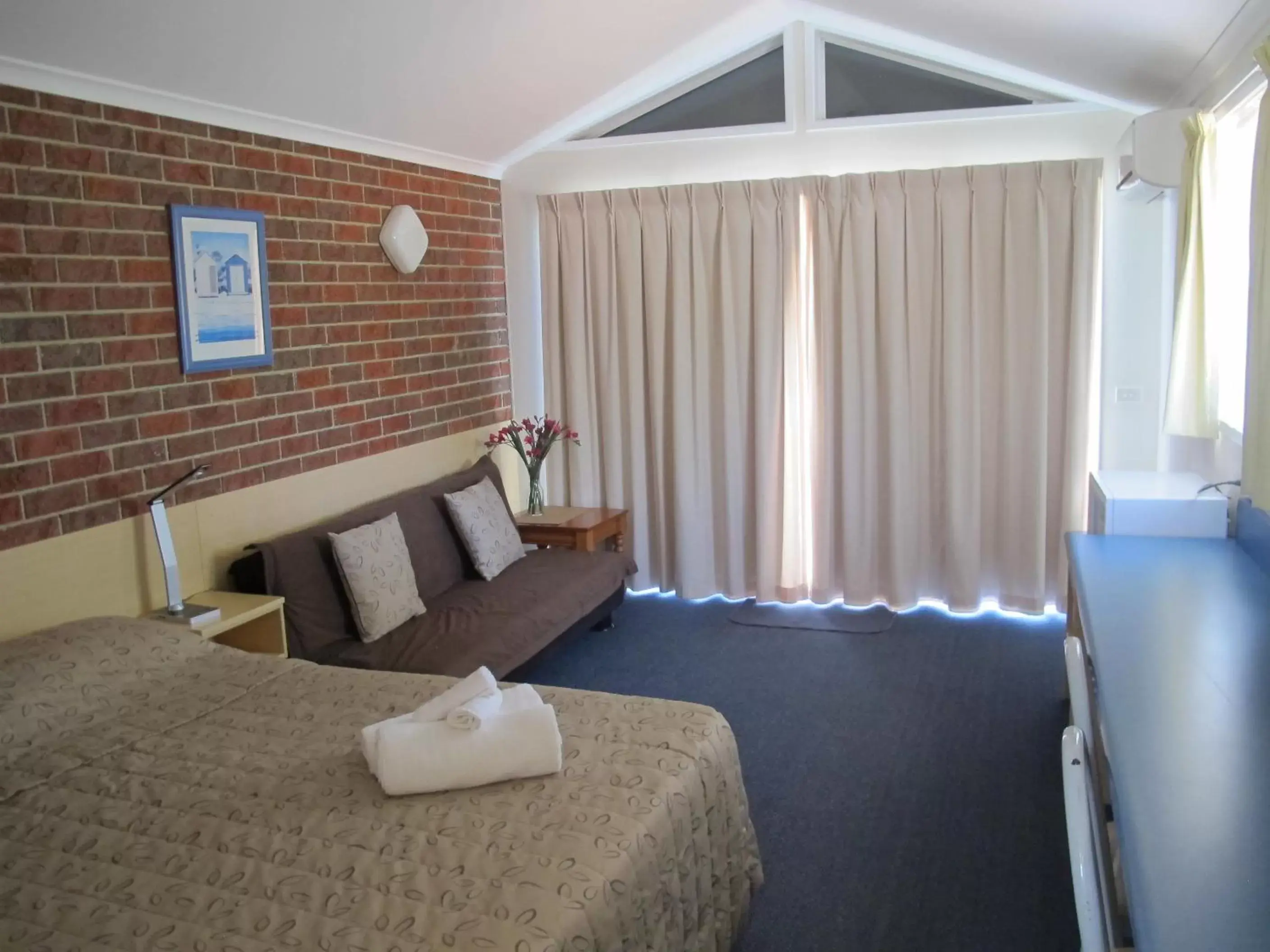 Decorative detail, Bed in Merimbula Gardens Motel