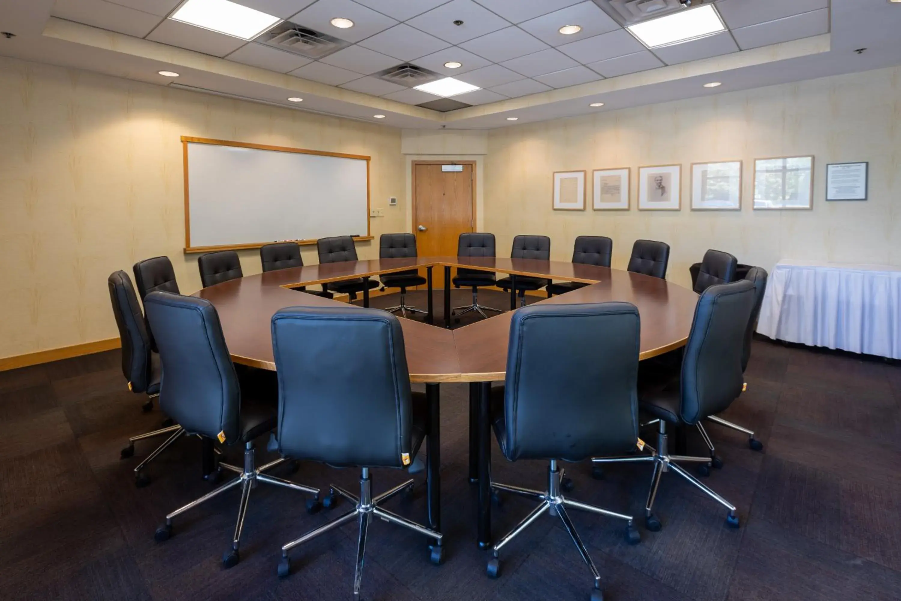 Meeting/conference room in Gateway Hotel and Conference Center