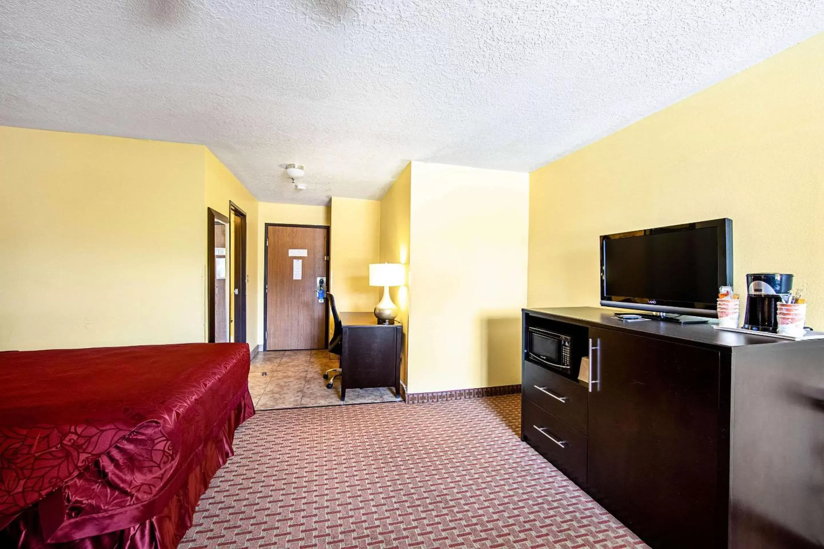 Photo of the whole room, TV/Entertainment Center in Rodeway Inn & Suites Monticello