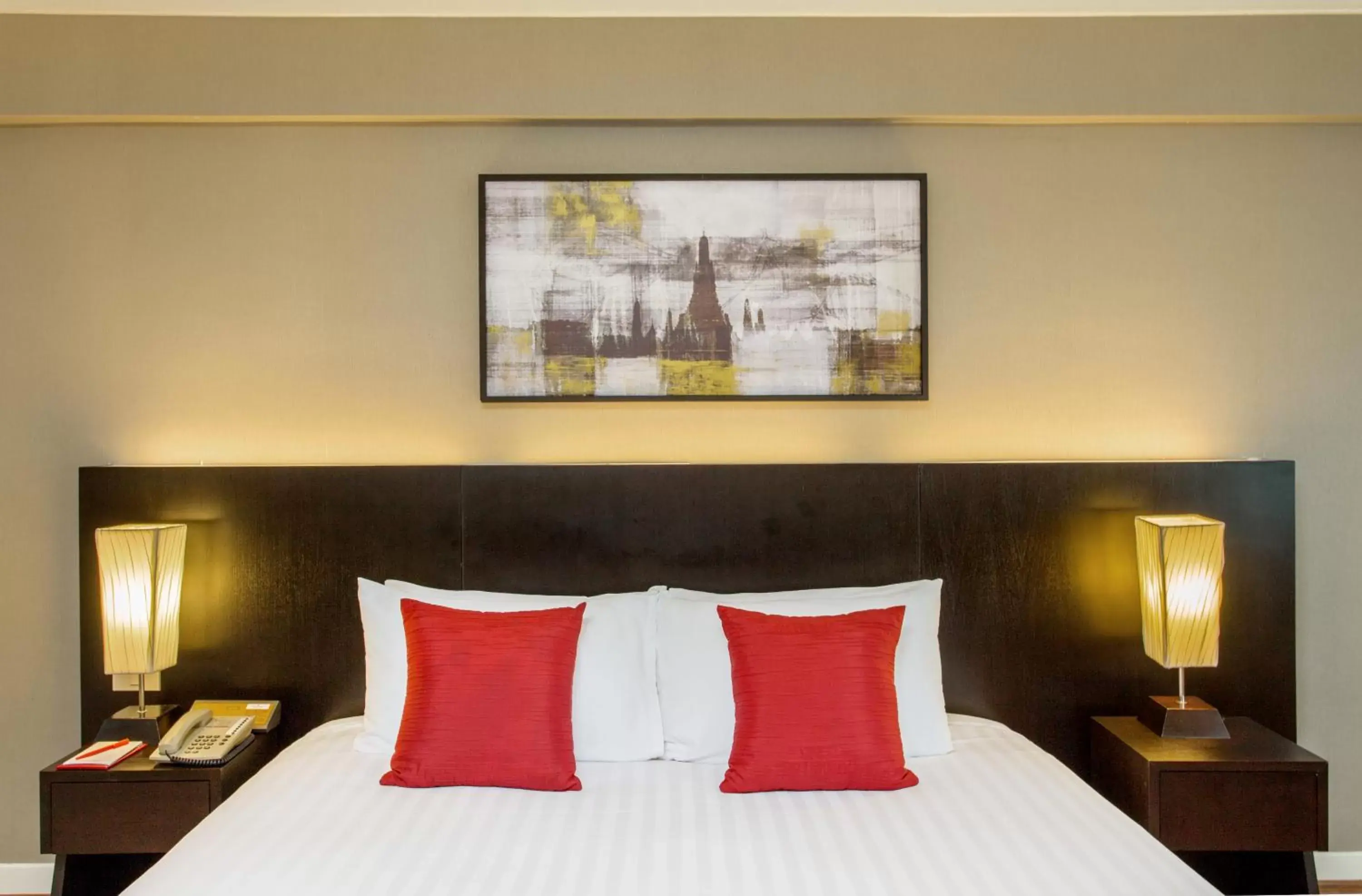 Bed in Ramada Plaza by Wyndham Bangkok Menam Riverside