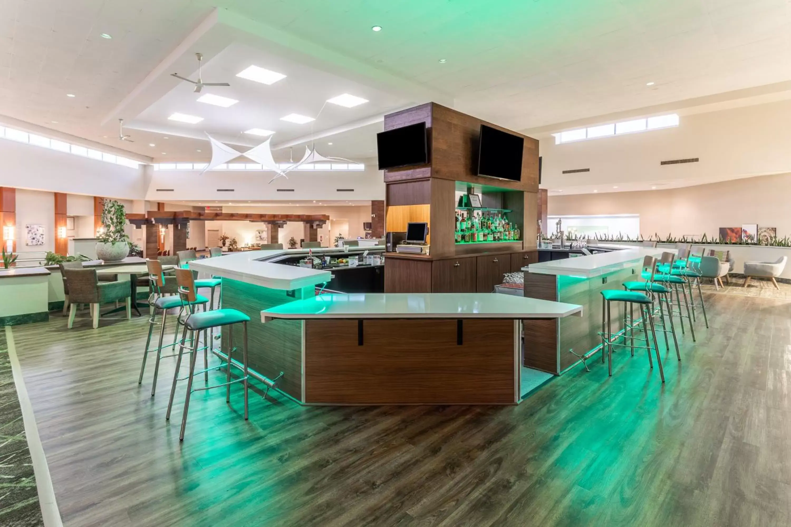 Lounge or bar, Restaurant/Places to Eat in Holiday Inn Philadelphia South-Swedesboro, an IHG Hotel