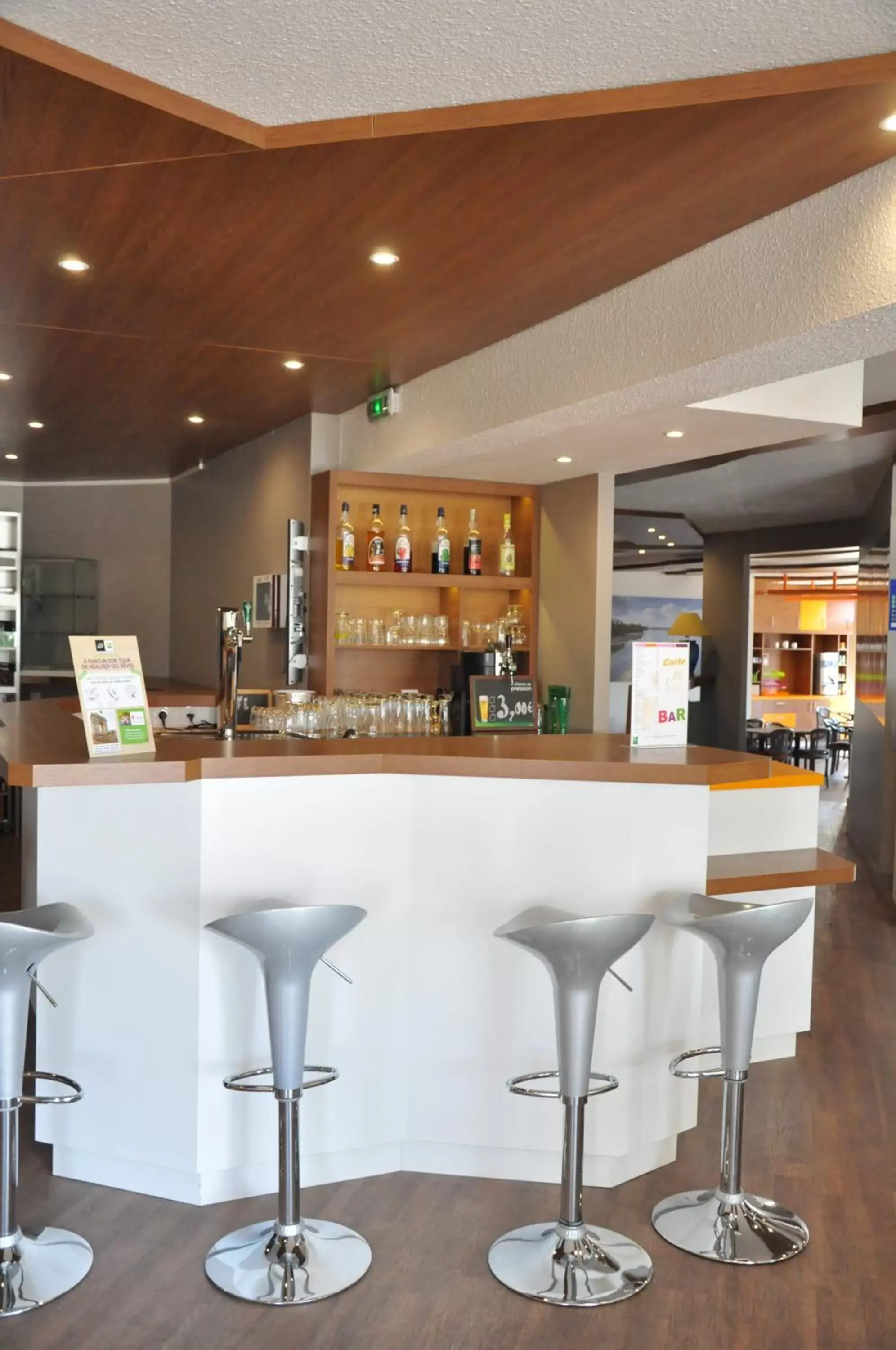 Lounge or bar in ibis Styles Gien