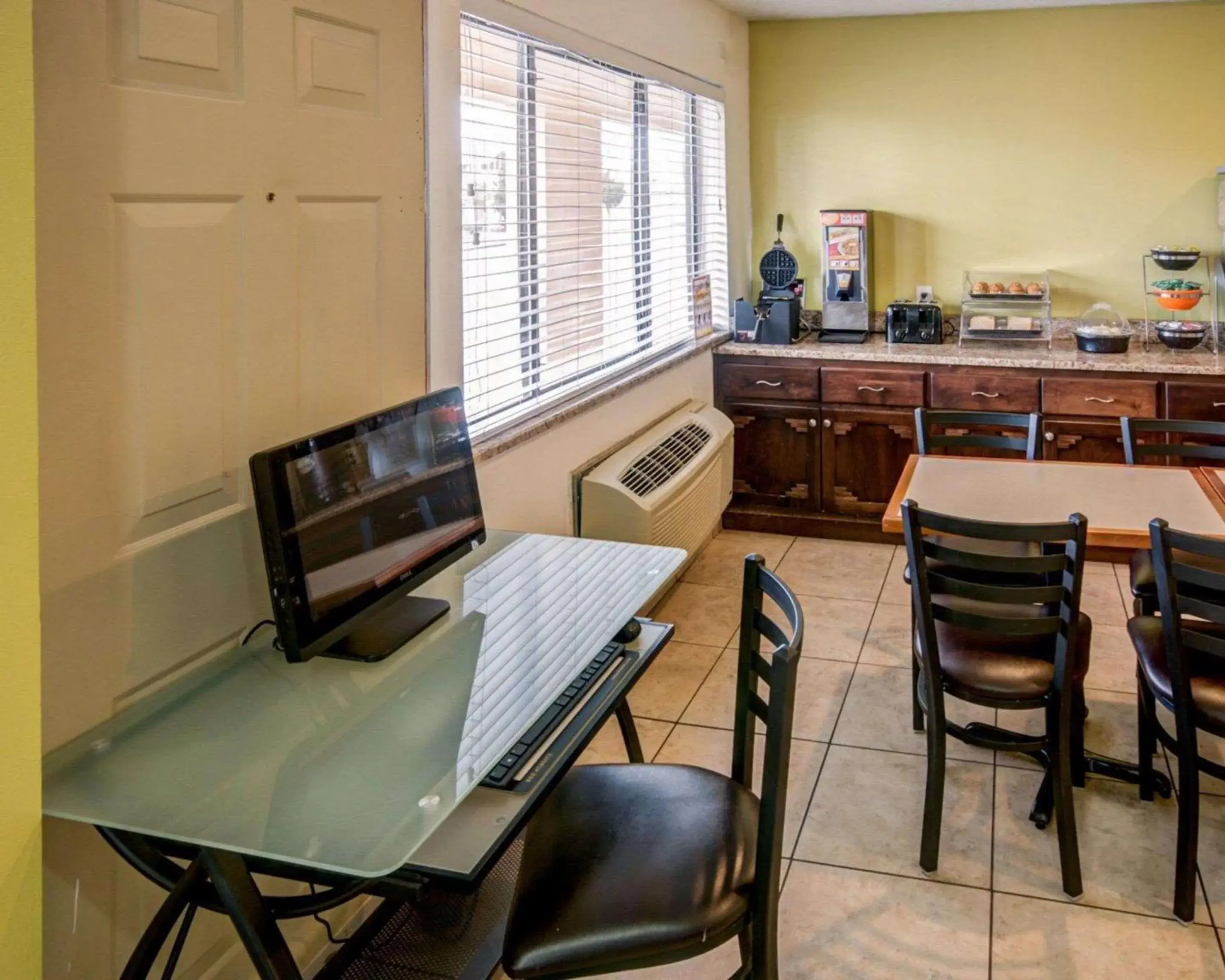 Business facilities, Restaurant/Places to Eat in Econo Lodge East