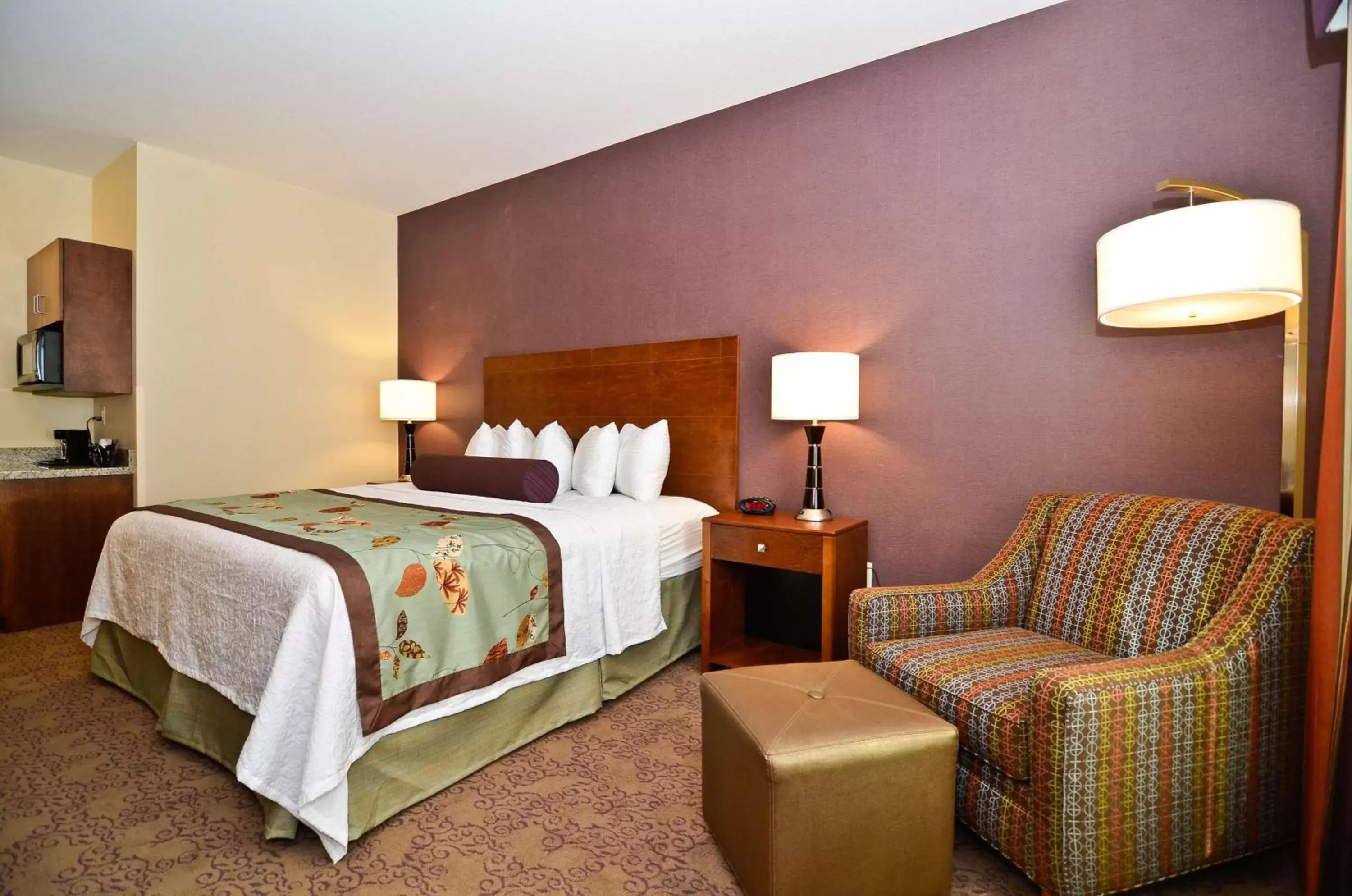 Standard King Room - Non-Smoking in Best Western Plus Carousel Inn & Suites Burlington Standard King Room - Non-Smoking in Best Western Plus Carousel Inn & Suites Burlington