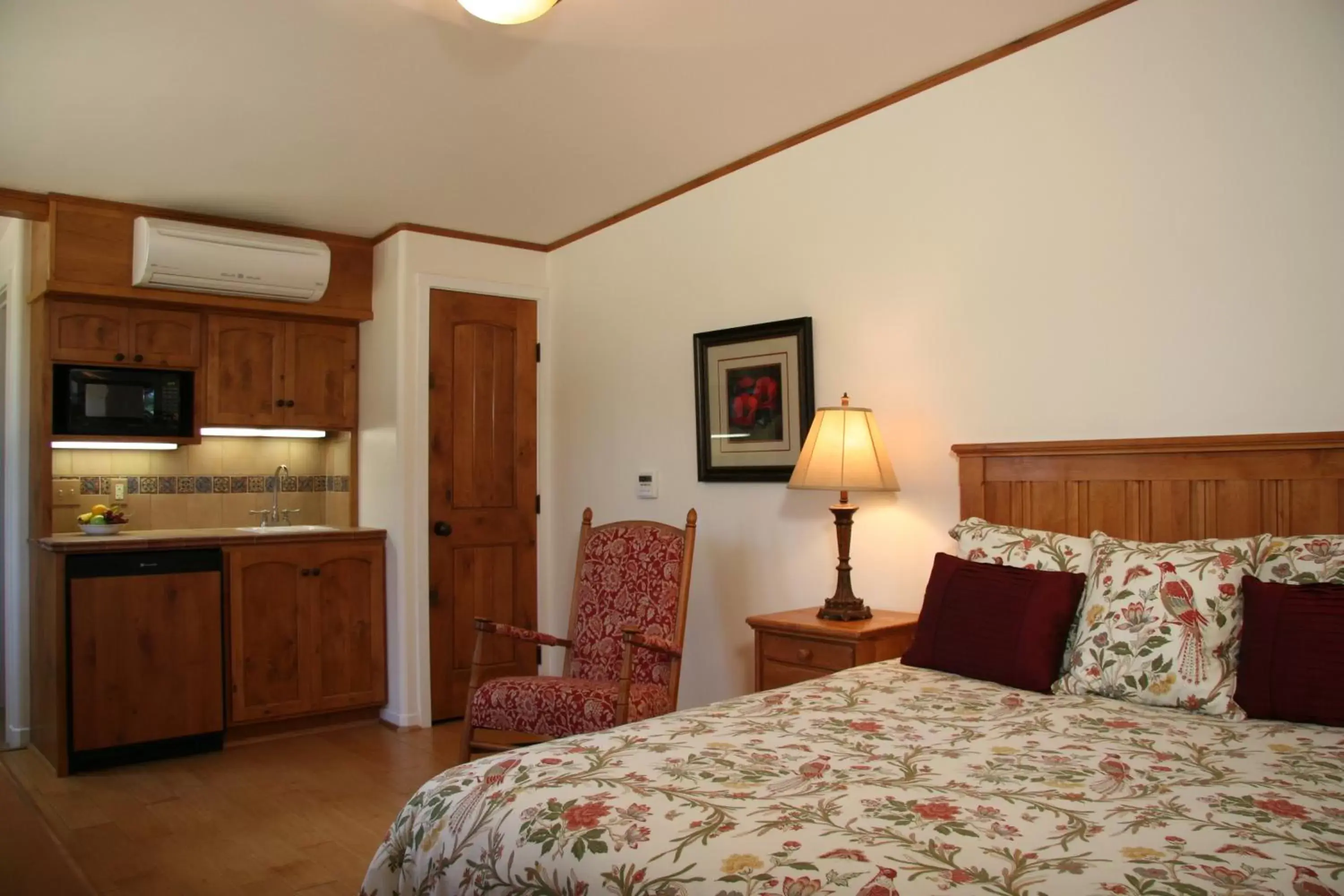 Bedroom, Kitchen/Kitchenette in Ojai Retreat & Inn