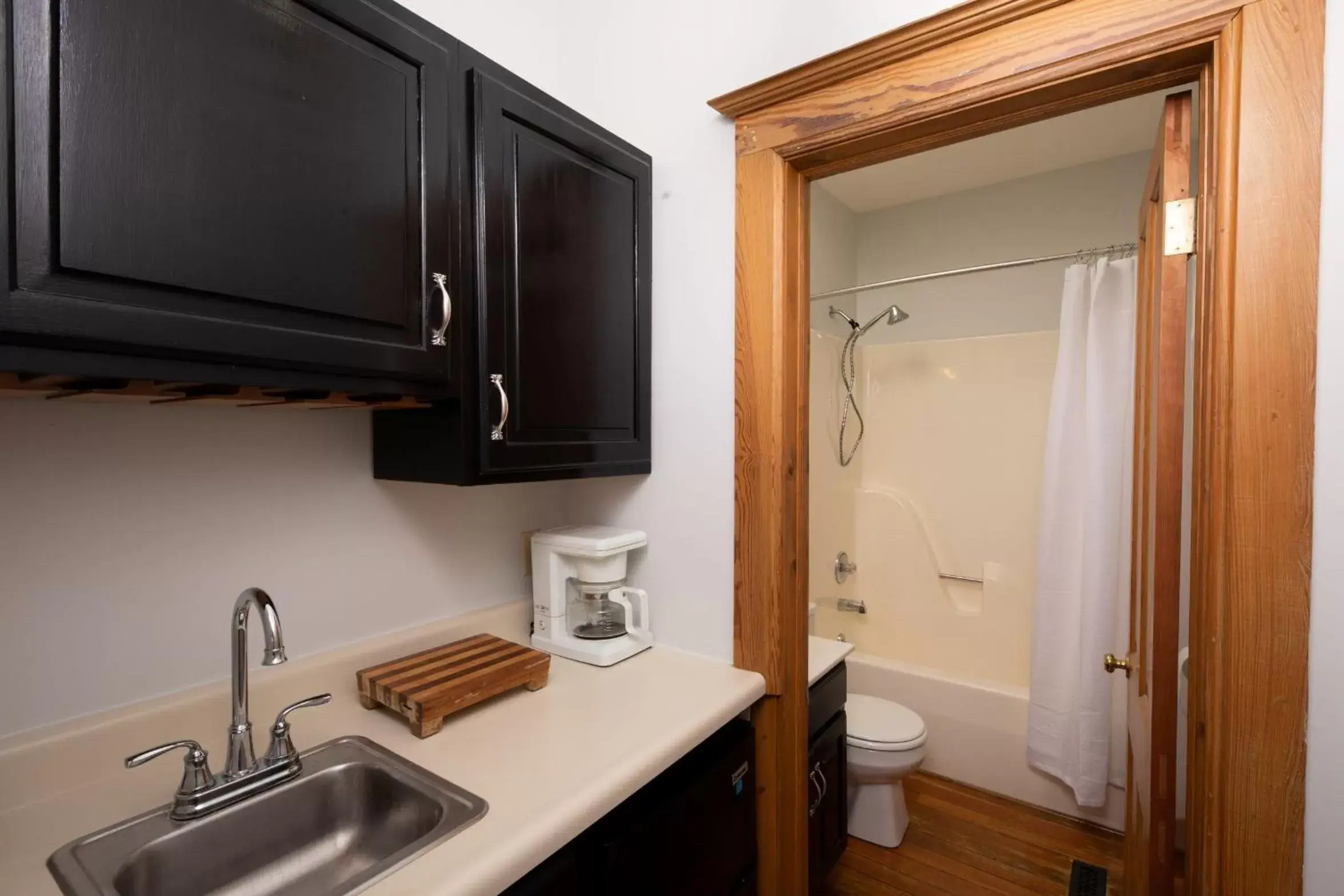 Kitchen/Kitchenette in Riverboat Suites