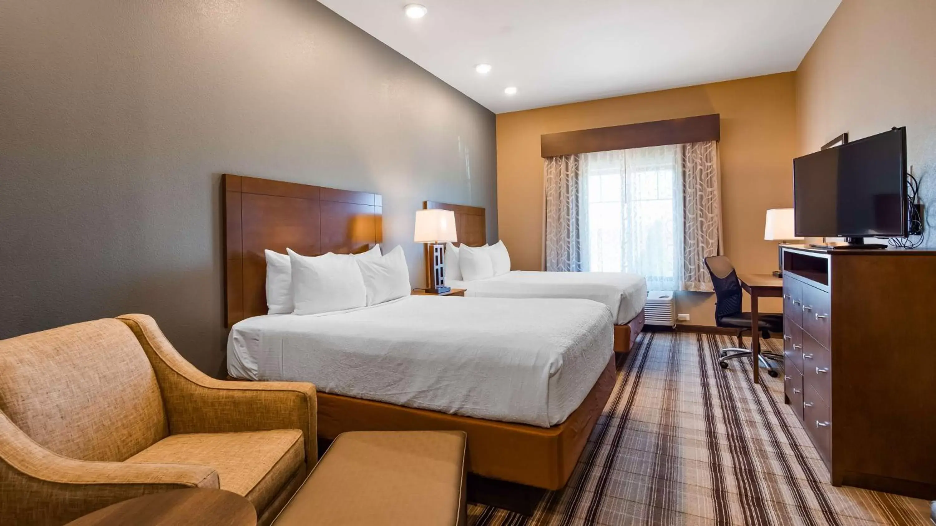 Bedroom, Bed in Best Western Plus Overland Inn Bedroom, Bed in Best Western Plus Overland Inn