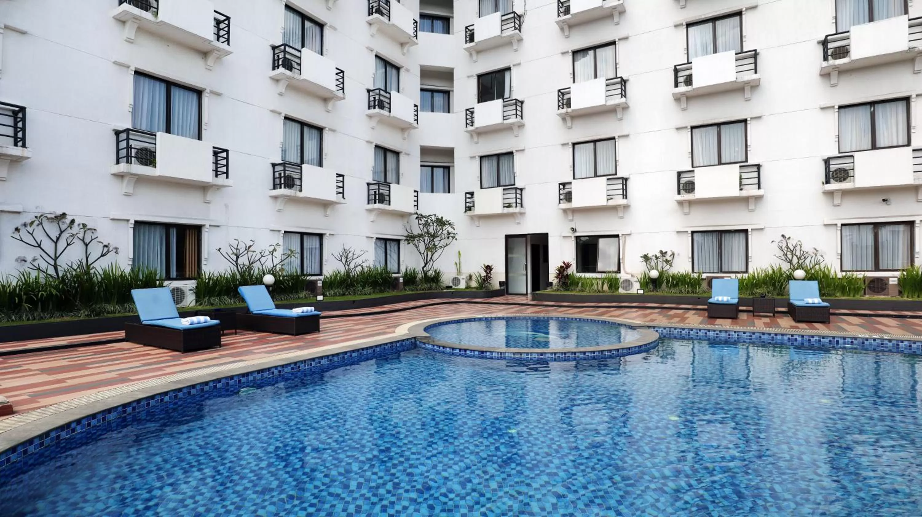 Swimming Pool in Vue Palace, ARTOTEL Curated